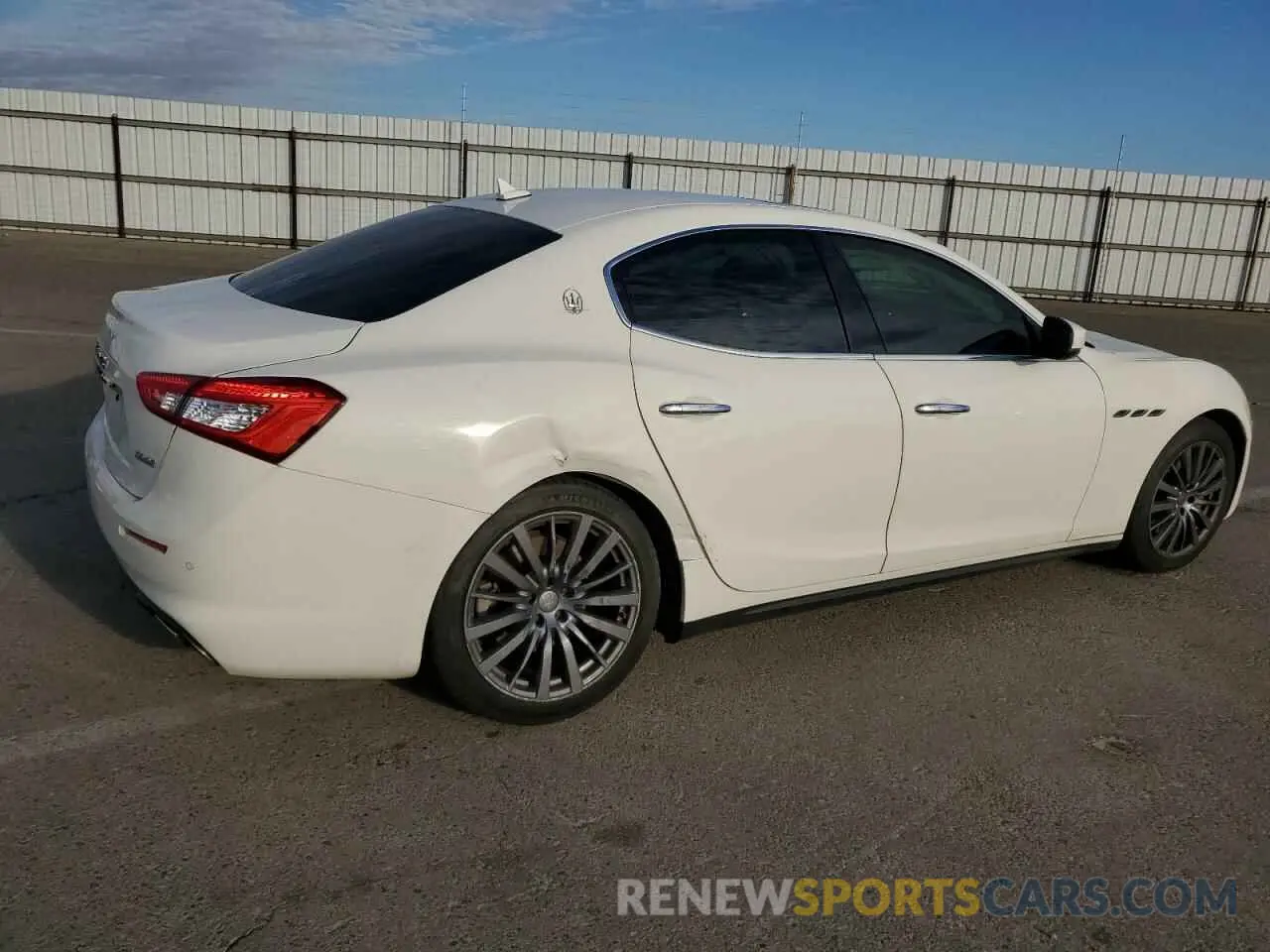 3 Photograph of a damaged car ZAM57XSA0L1344387 MASERATI ALL MODELS 2020