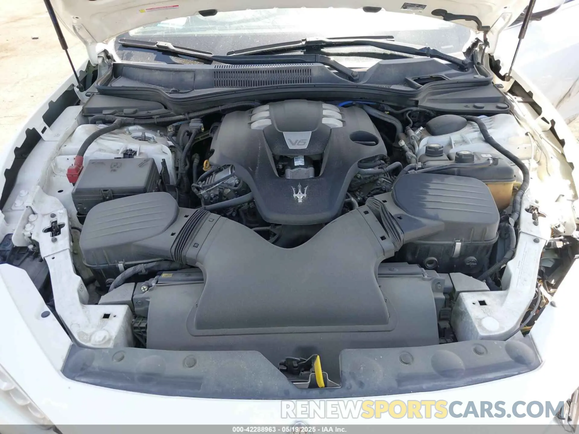 10 Photograph of a damaged car ZAM57XSA7L1344404 MASERATI GHIBLI 2020