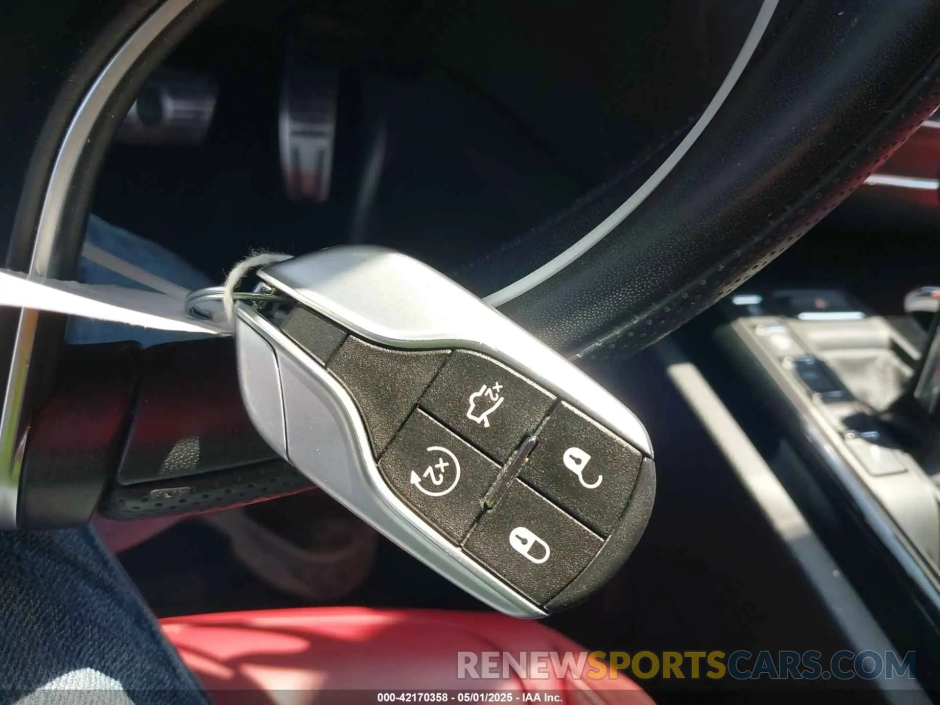 11 Photograph of a damaged car ZAM57YTM4NX394434 MASERATI GHIBLI 2022