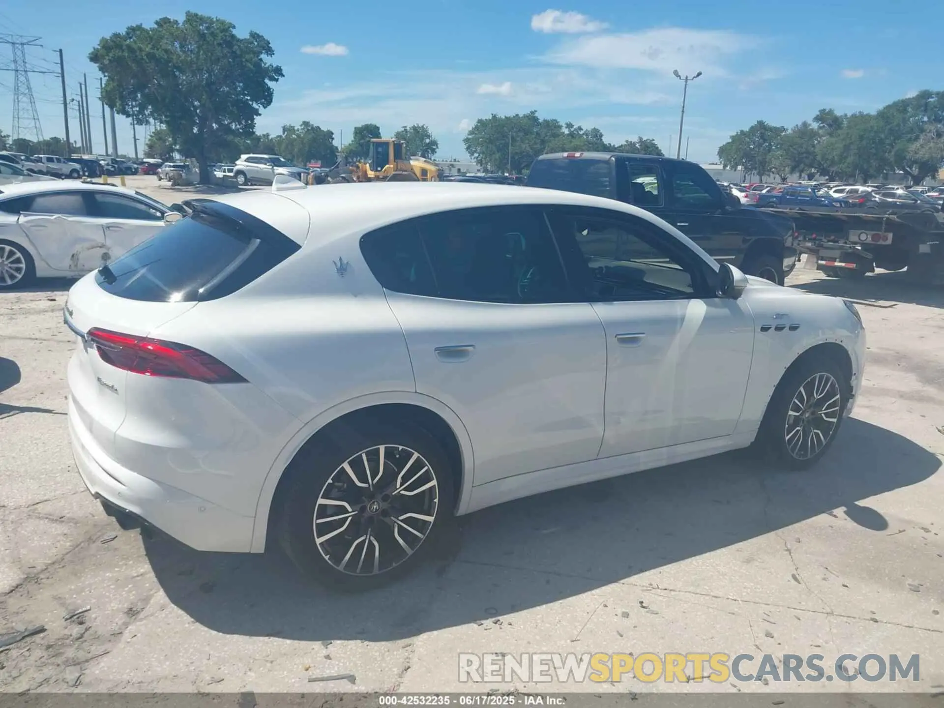 14 Photograph of a damaged car ZN6PMDAA8R7456882 MASERATI GRECALE 2024