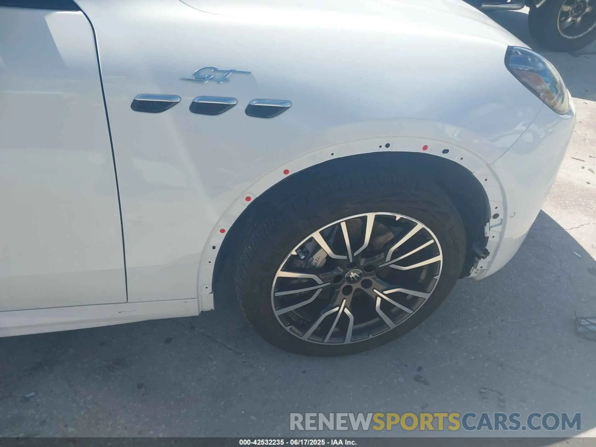 21 Photograph of a damaged car ZN6PMDAA8R7456882 MASERATI GRECALE 2024