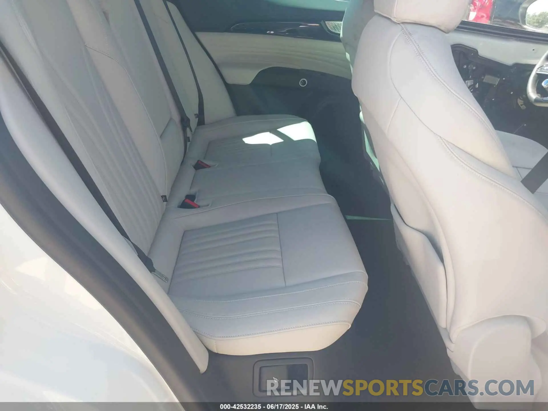 8 Photograph of a damaged car ZN6PMDAA8R7456882 MASERATI GRECALE 2024