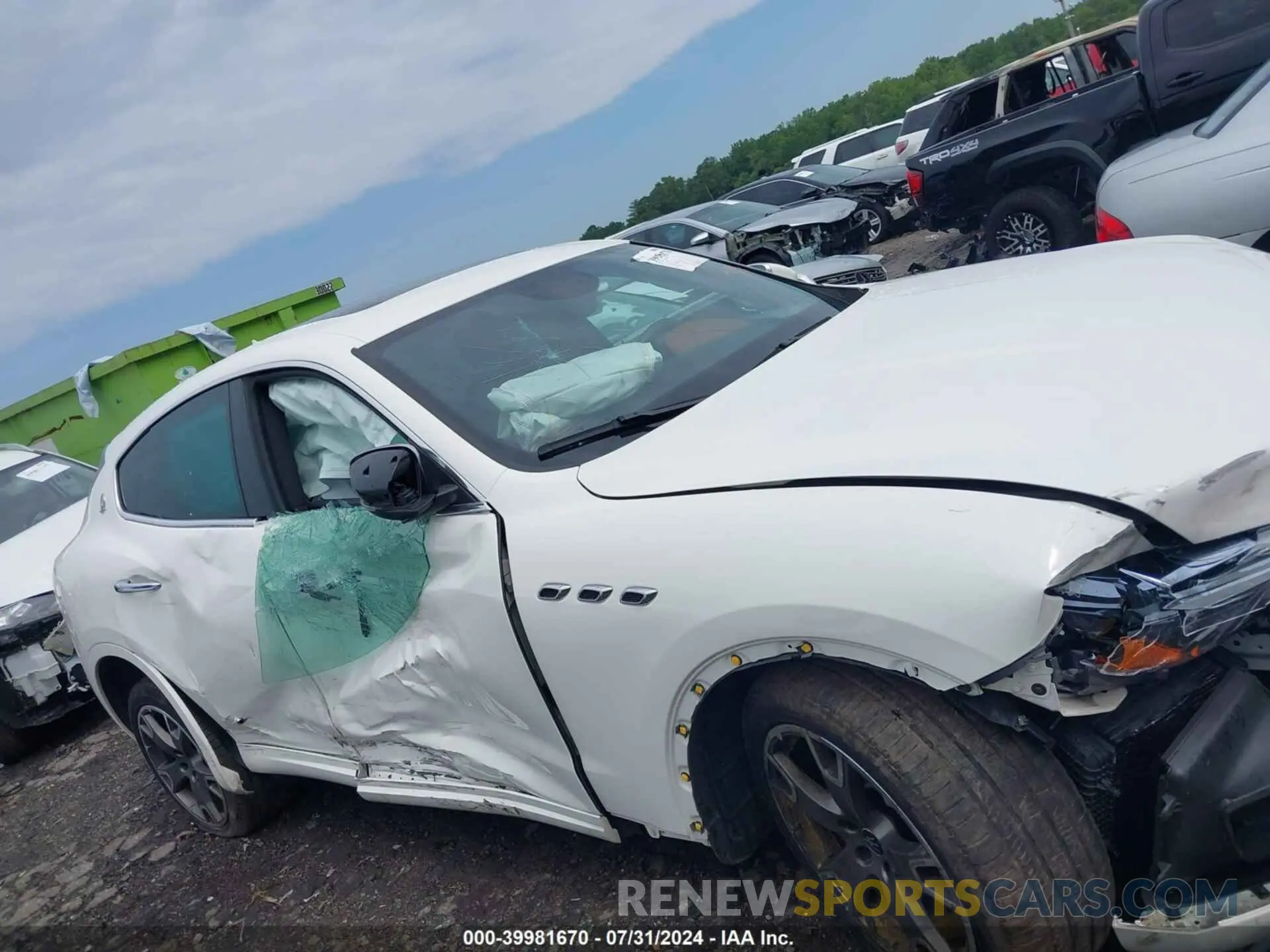 17 Photograph of a damaged car ZN661XUA8KX332747 MASERATI LEVANTE 2019