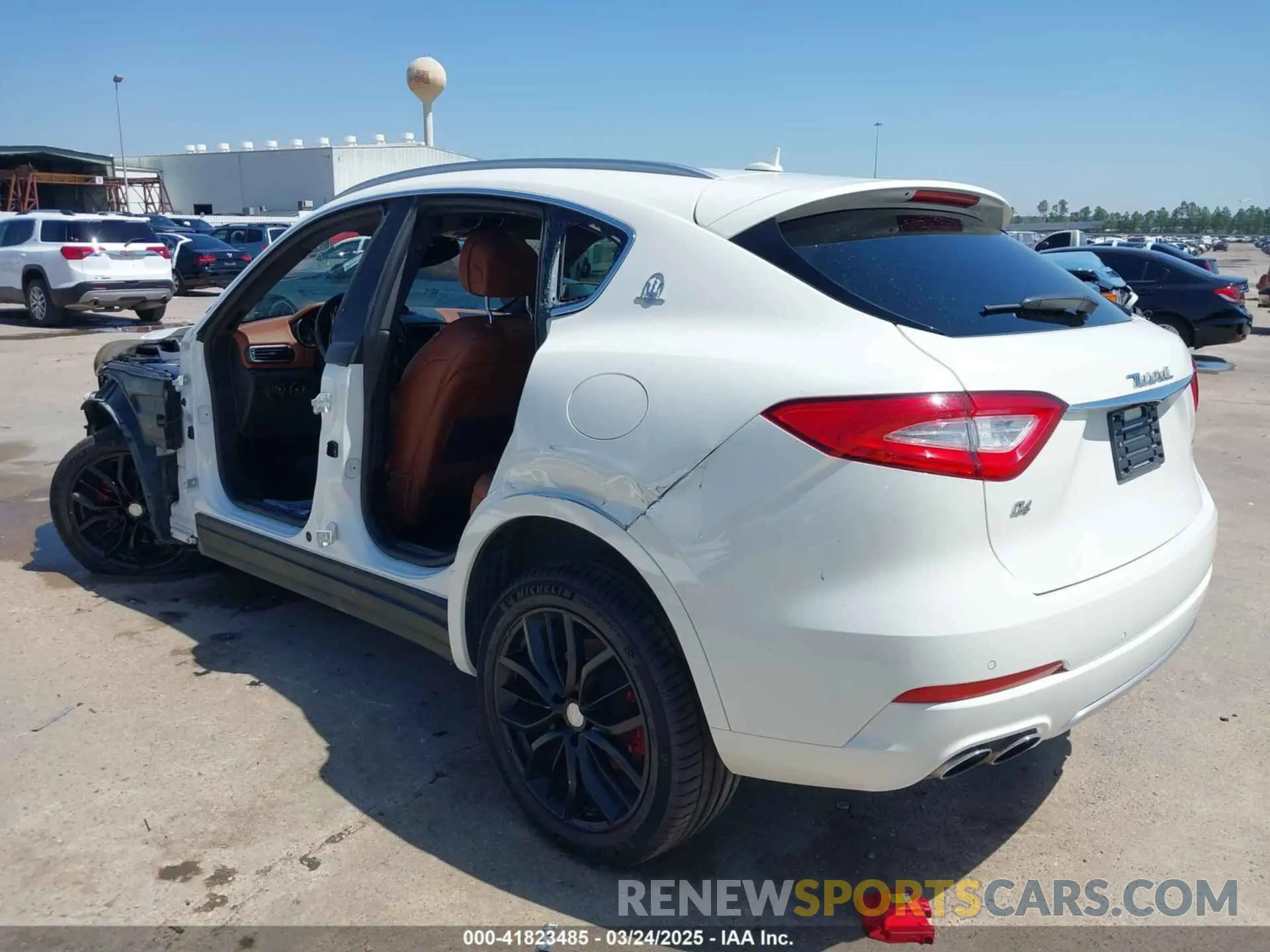 3 Photograph of a damaged car ZN661XUL4KX319060 MASERATI LEVANTE 2019