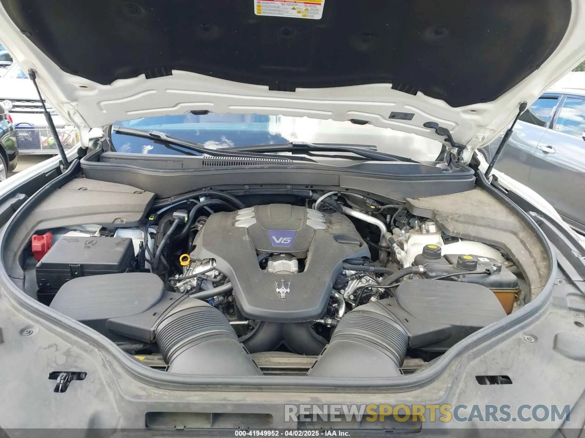 10 Photograph of a damaged car ZN661YUS1KX318915 MASERATI LEVANTE 2019