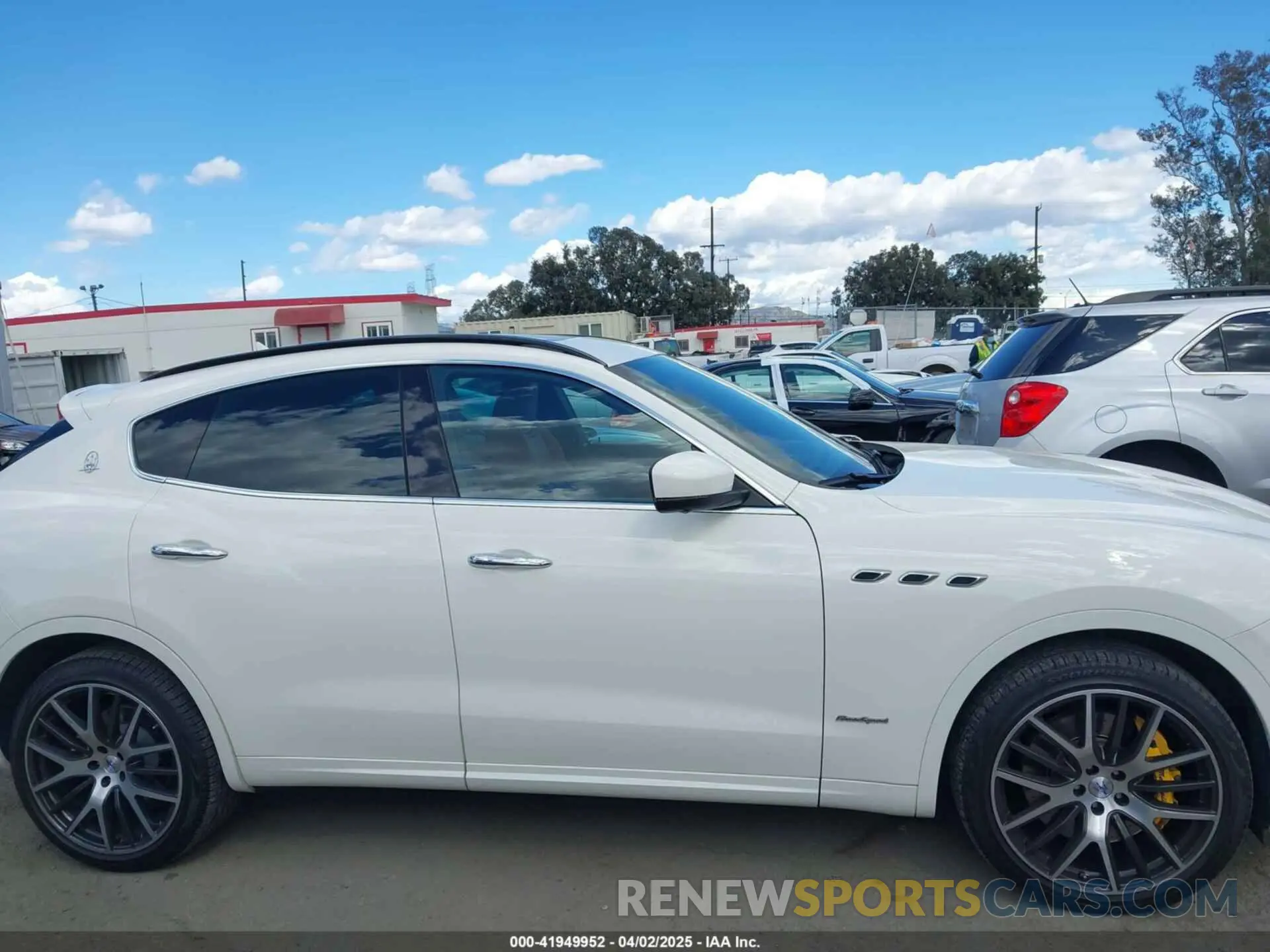 13 Photograph of a damaged car ZN661YUS1KX318915 MASERATI LEVANTE 2019