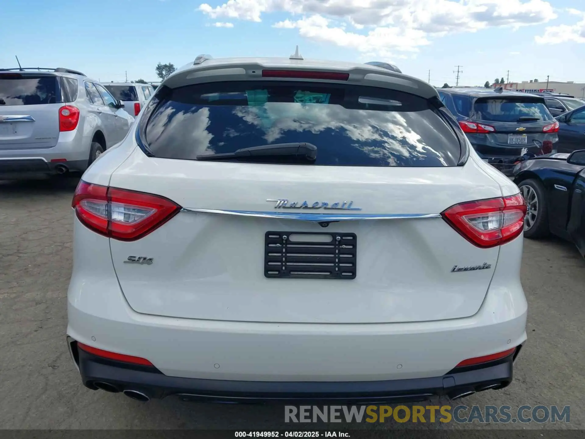 16 Photograph of a damaged car ZN661YUS1KX318915 MASERATI LEVANTE 2019