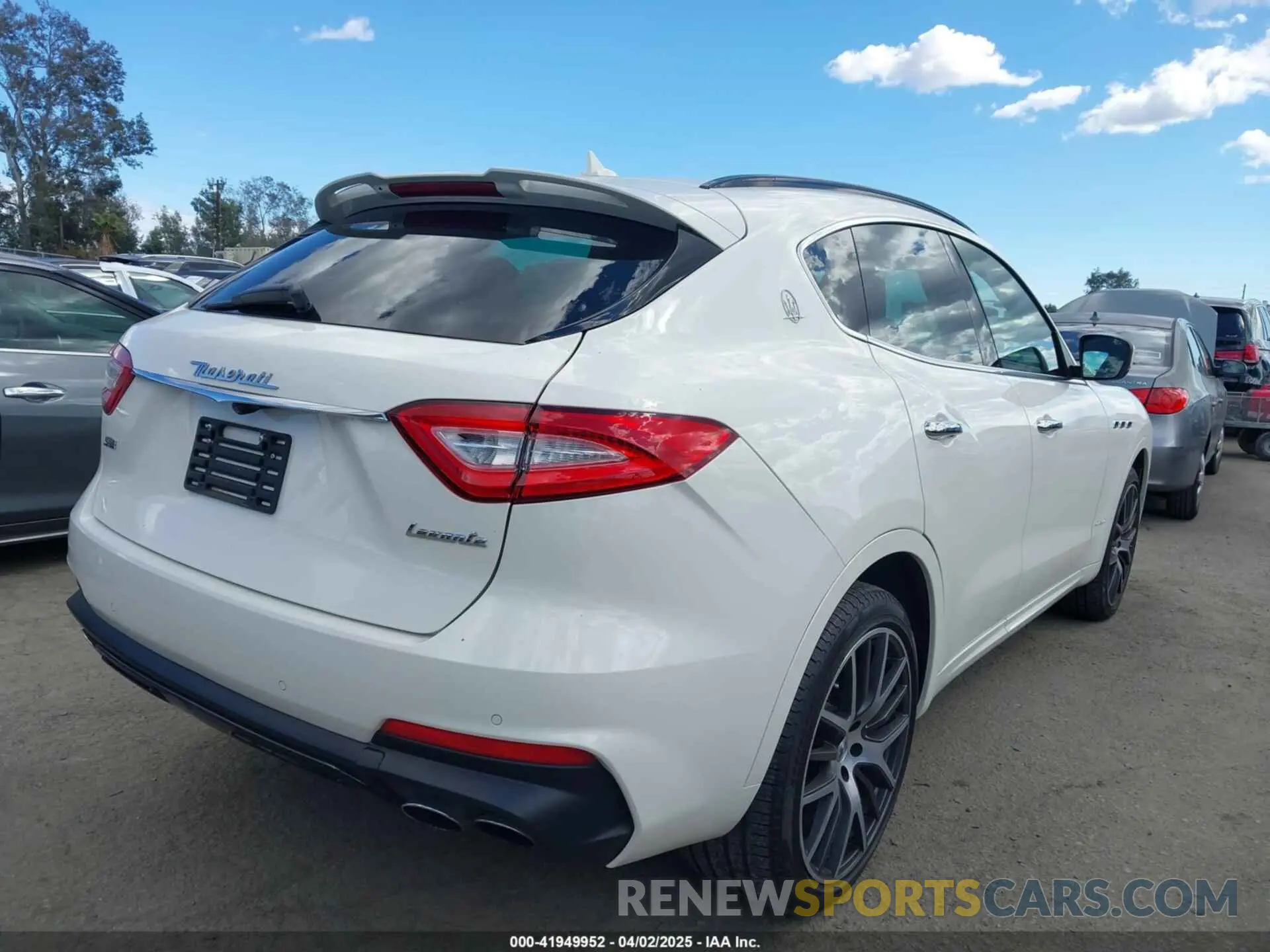 4 Photograph of a damaged car ZN661YUS1KX318915 MASERATI LEVANTE 2019