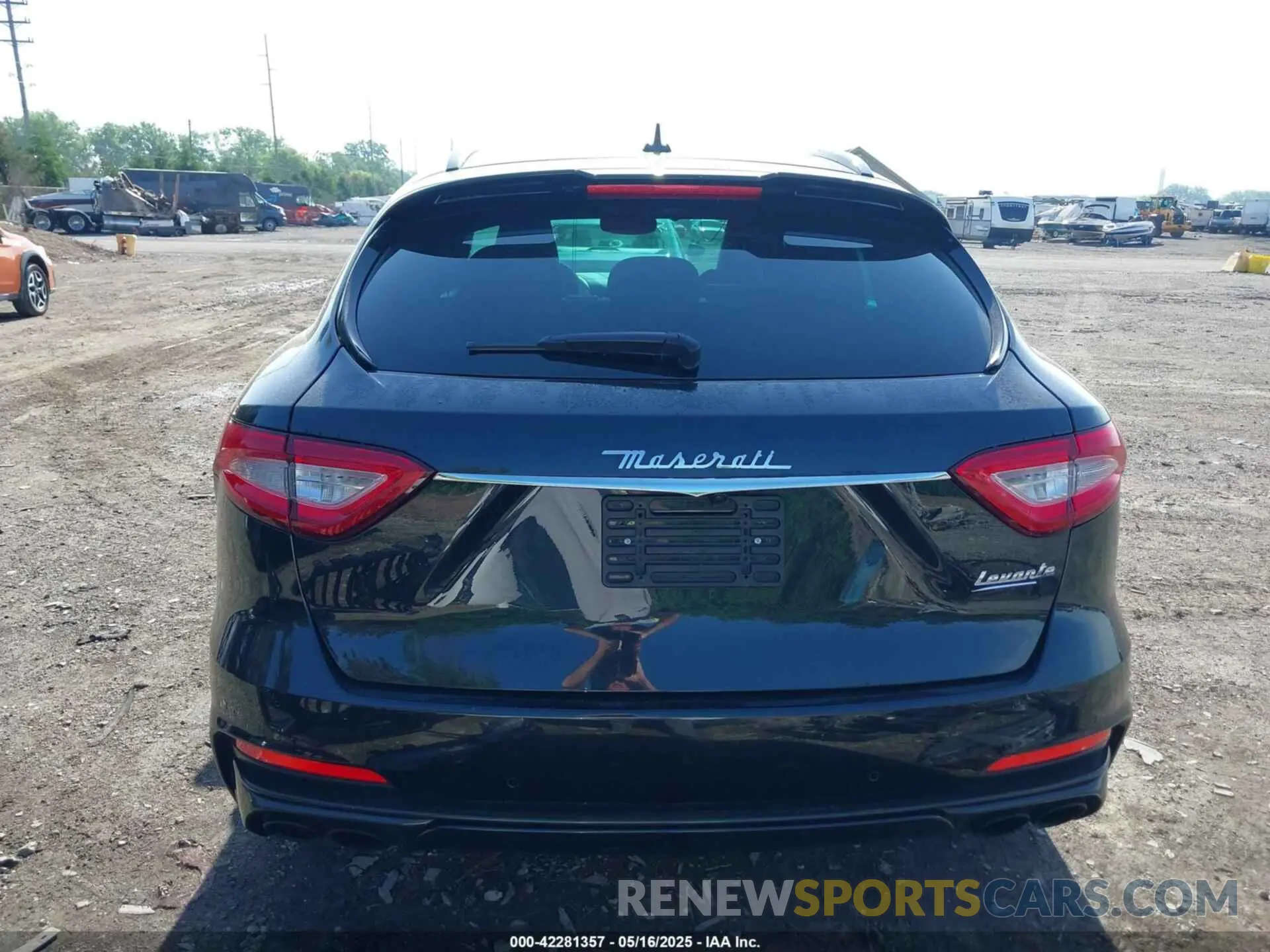 17 Photograph of a damaged car ZN661ZUA9KX332851 MASERATI LEVANTE 2019