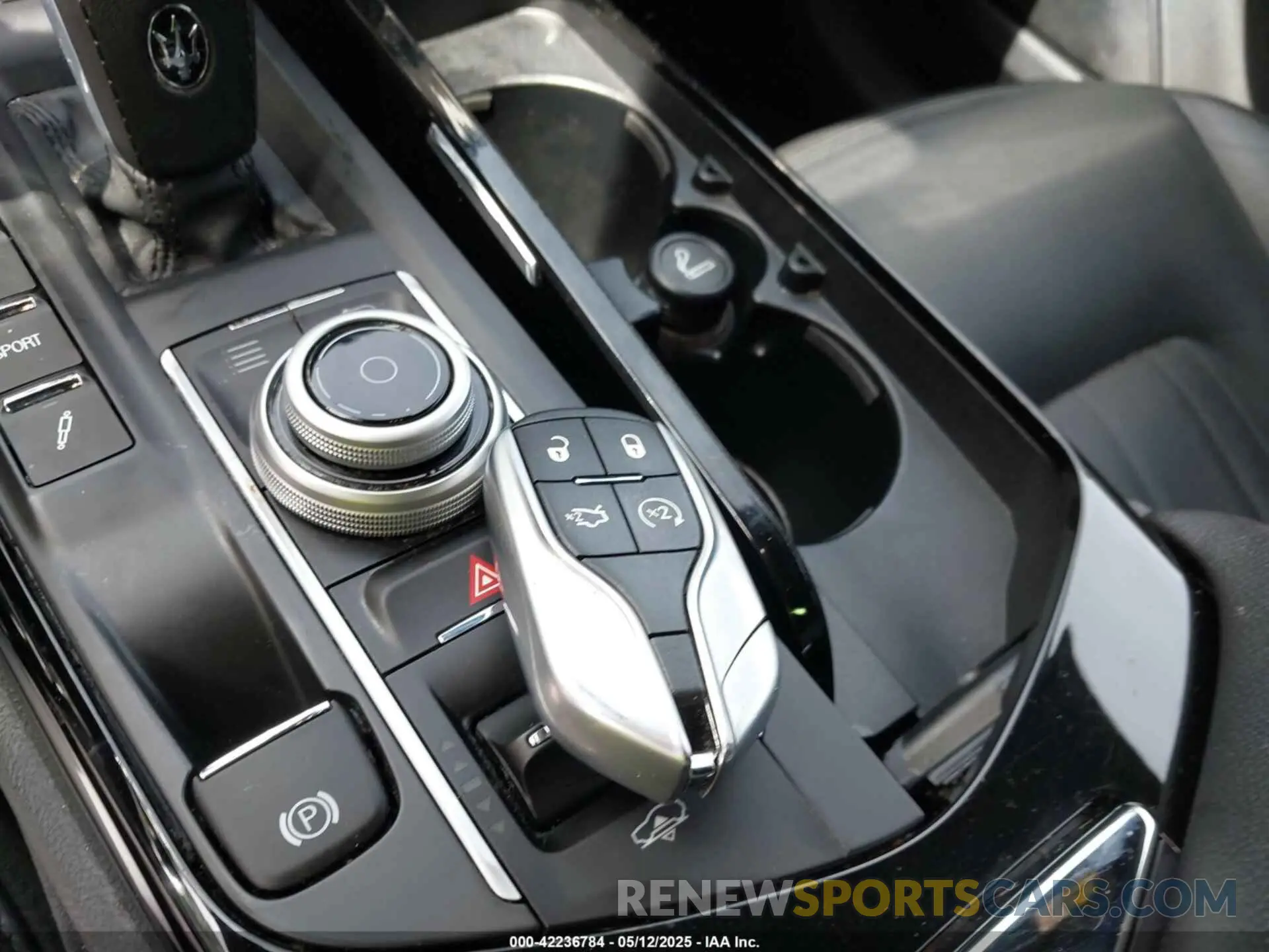 11 Photograph of a damaged car ZN661XUA6LX352481 MASERATI LEVANTE 2020