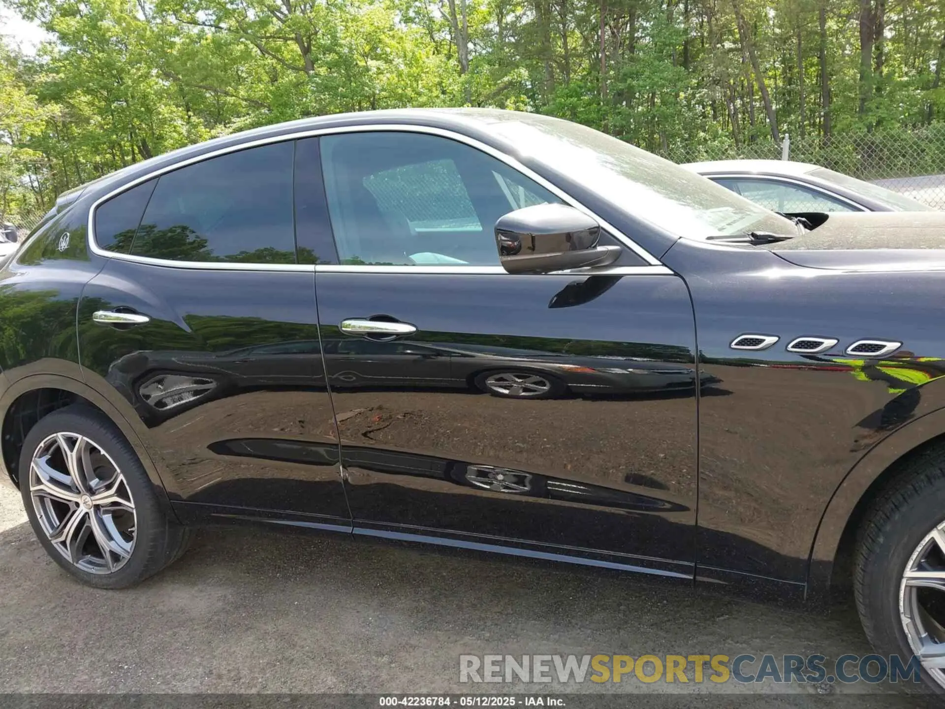 13 Photograph of a damaged car ZN661XUA6LX352481 MASERATI LEVANTE 2020