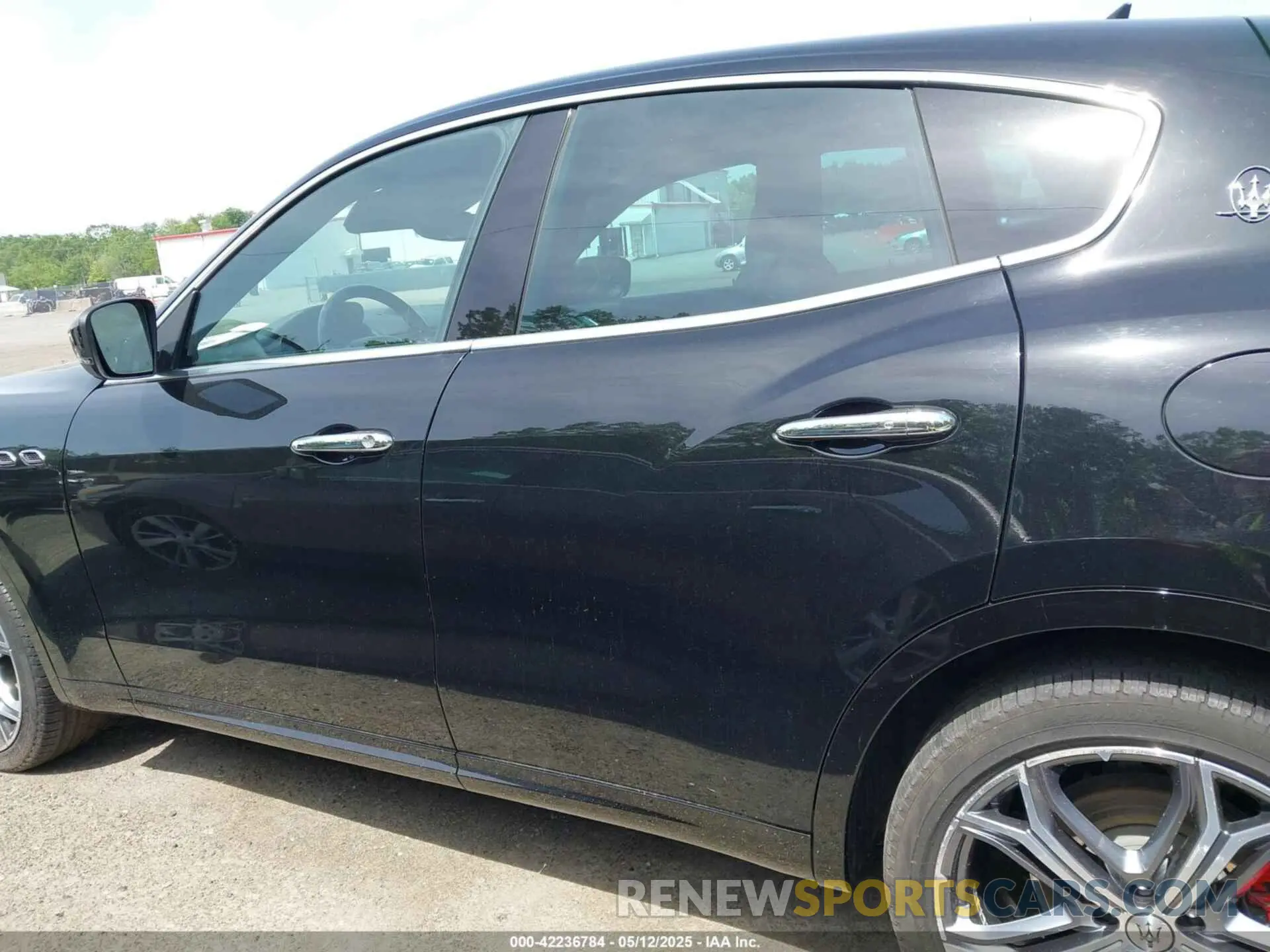 14 Photograph of a damaged car ZN661XUA6LX352481 MASERATI LEVANTE 2020