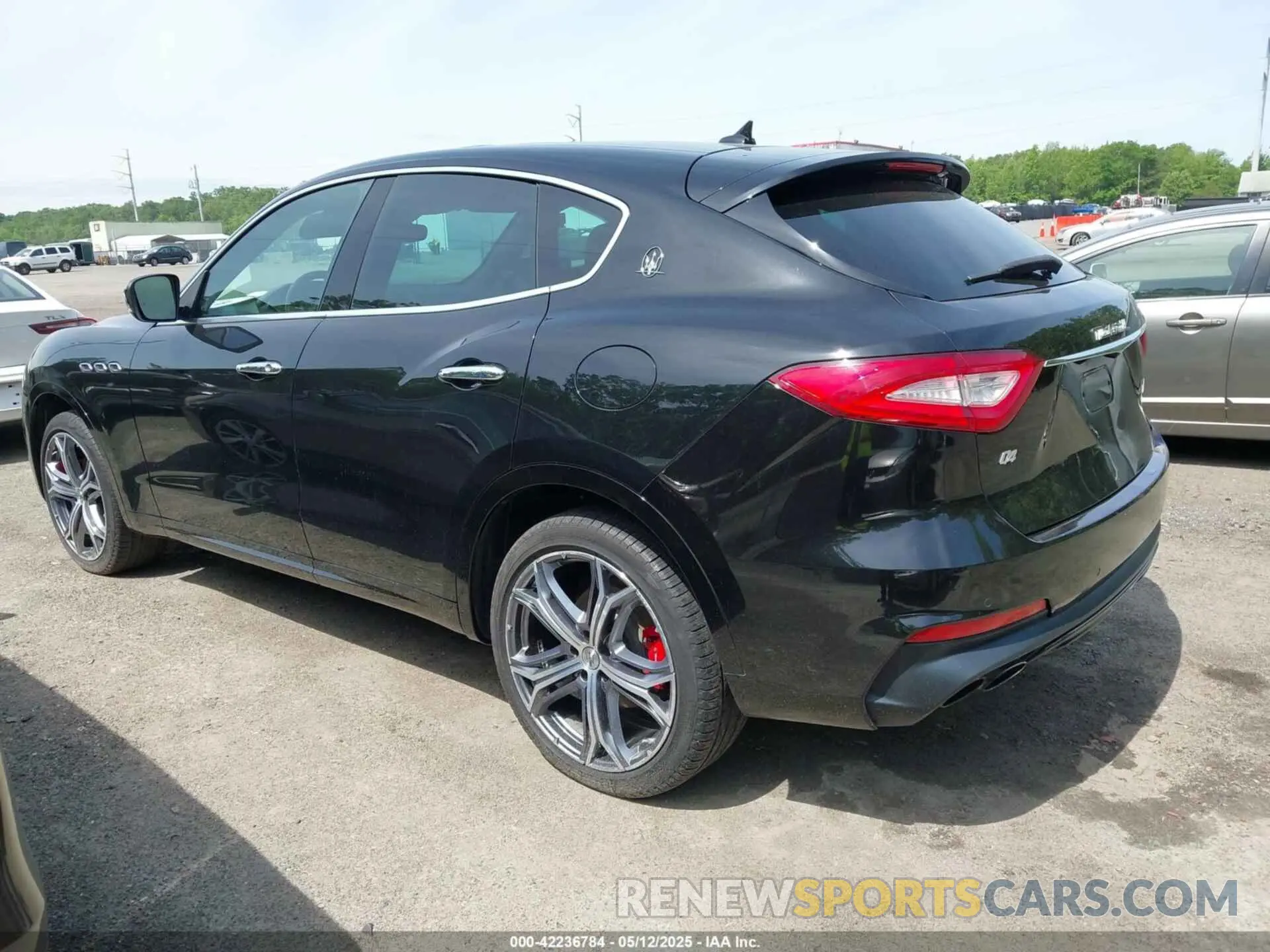 3 Photograph of a damaged car ZN661XUA6LX352481 MASERATI LEVANTE 2020
