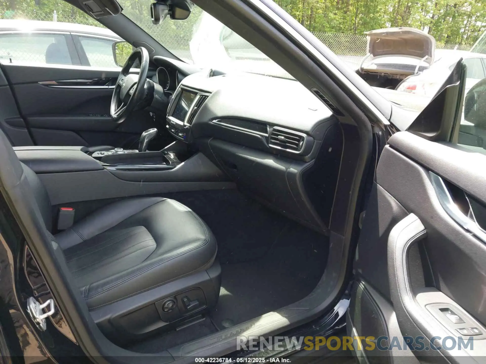 5 Photograph of a damaged car ZN661XUA6LX352481 MASERATI LEVANTE 2020