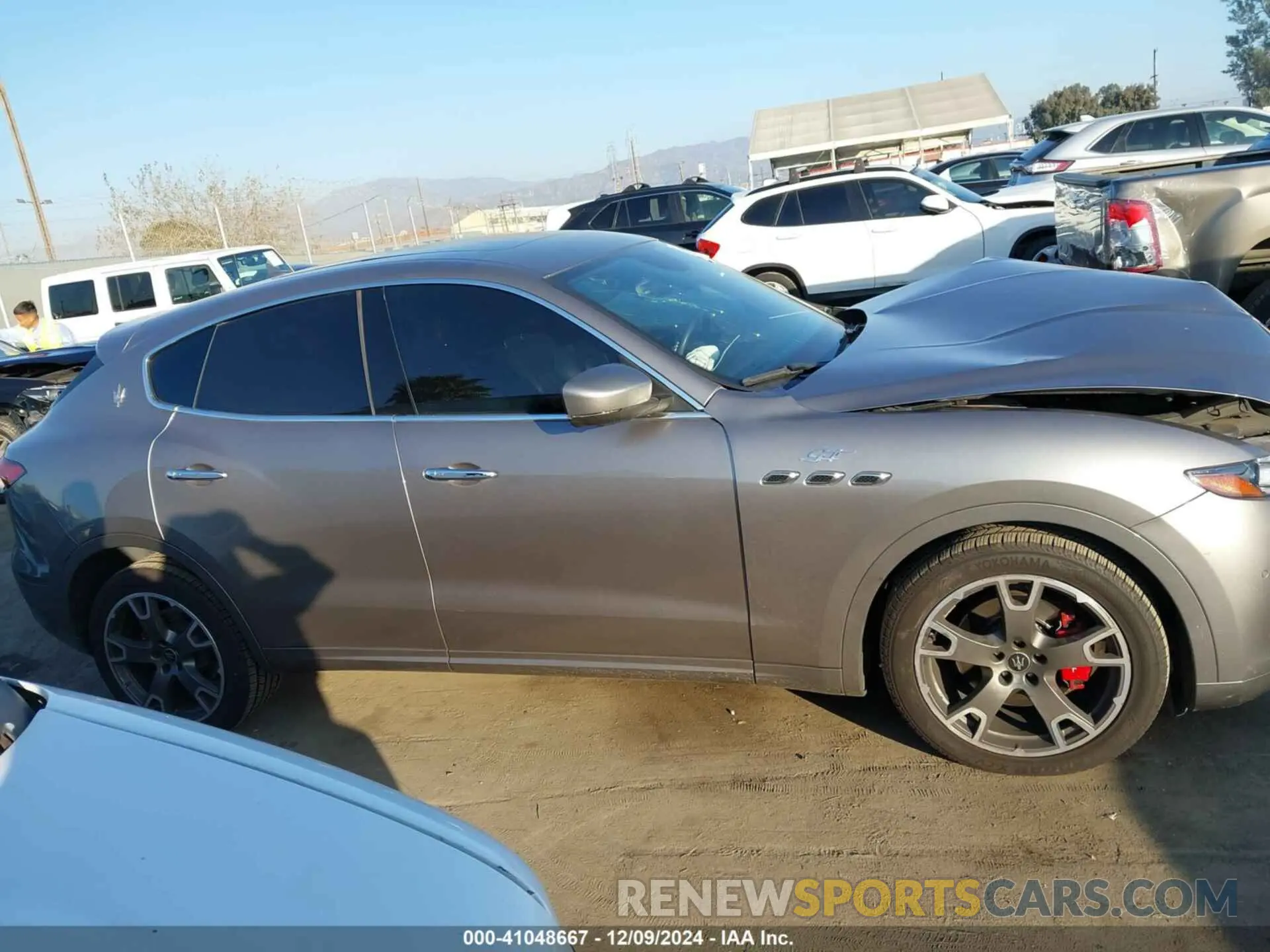 13 Photograph of a damaged car ZN661XUA4NX407187 MASERATI LEVANTE 2022