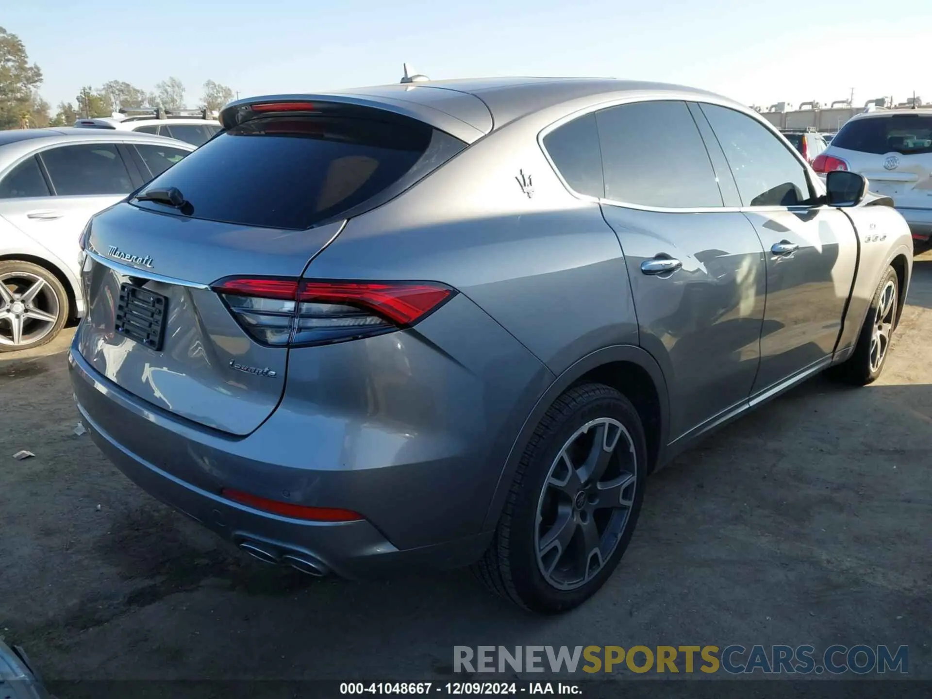 4 Photograph of a damaged car ZN661XUA4NX407187 MASERATI LEVANTE 2022