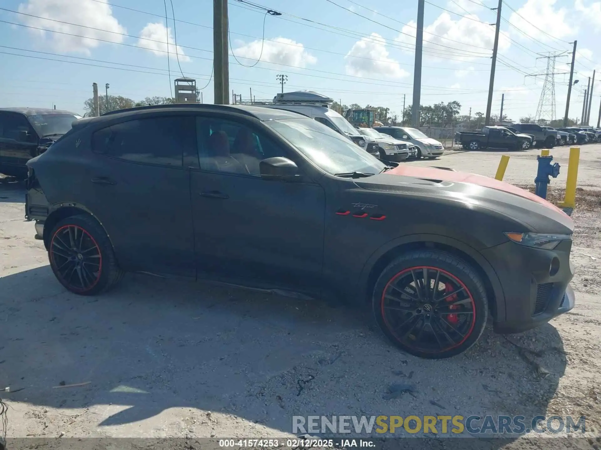 13 Фотография поврежденного автомобиля ZN661ZUT3NX389424 MASERATI LEVANTE 2022