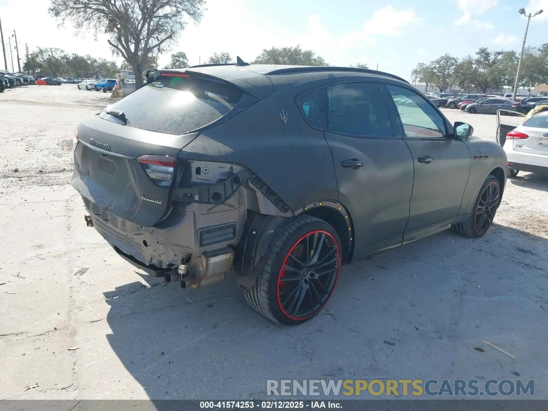4 Фотография поврежденного автомобиля ZN661ZUT3NX389424 MASERATI LEVANTE 2022