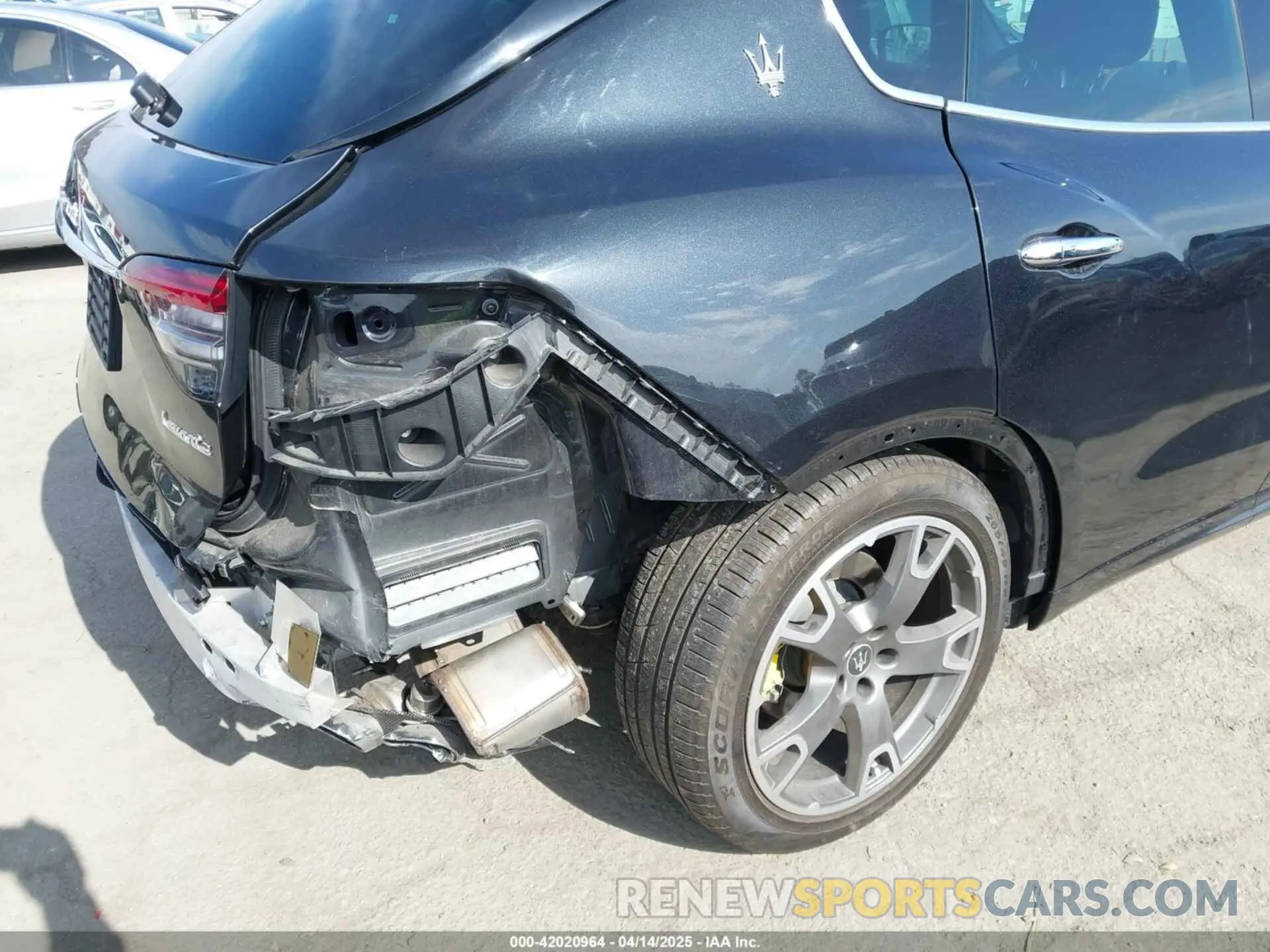 18 Photograph of a damaged car ZN661XUA0PX439248 MASERATI LEVANTE 2023