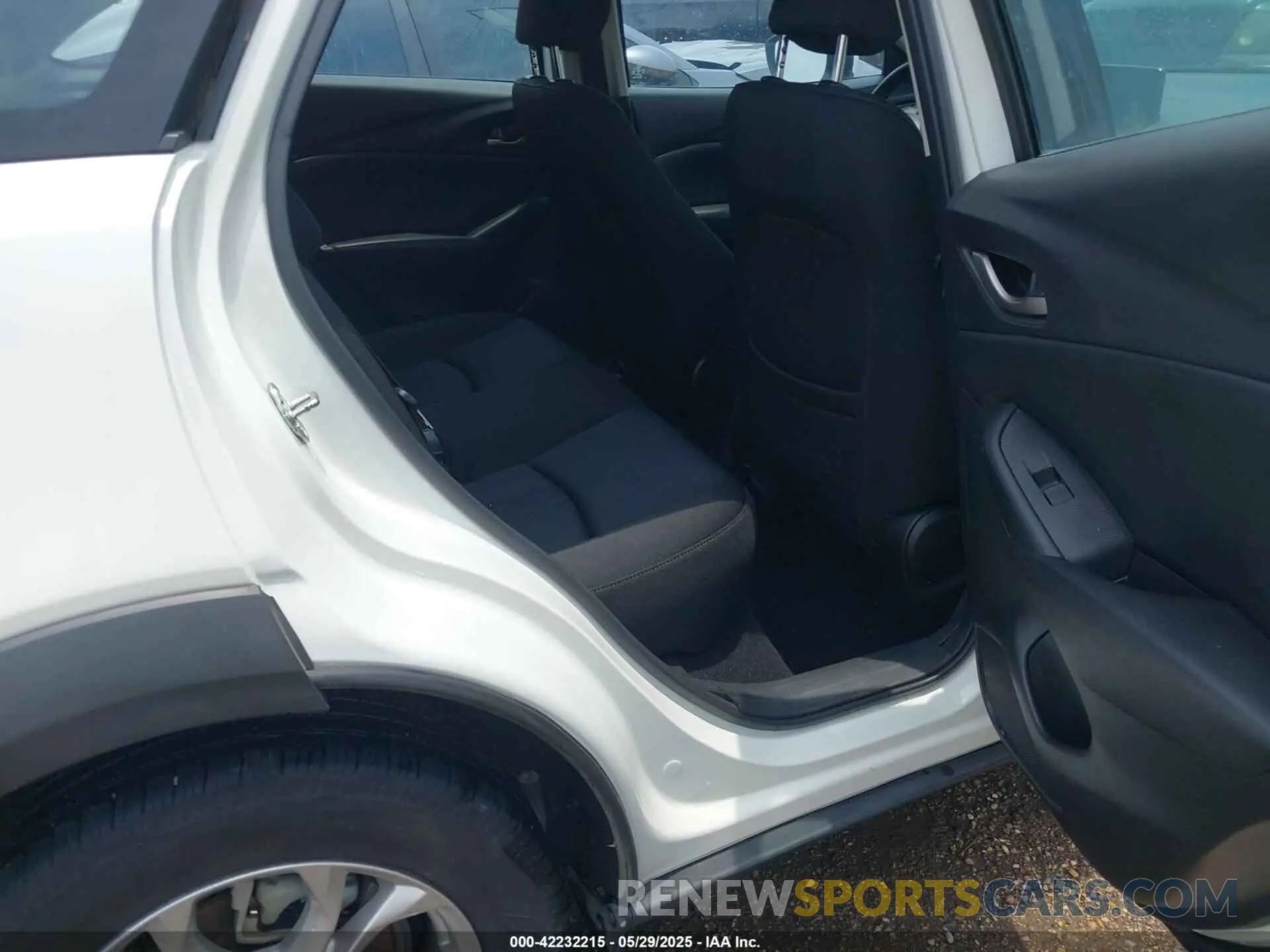 8 Photograph of a damaged car JM1DKDB71K1459192 MAZDA CX-3 2019