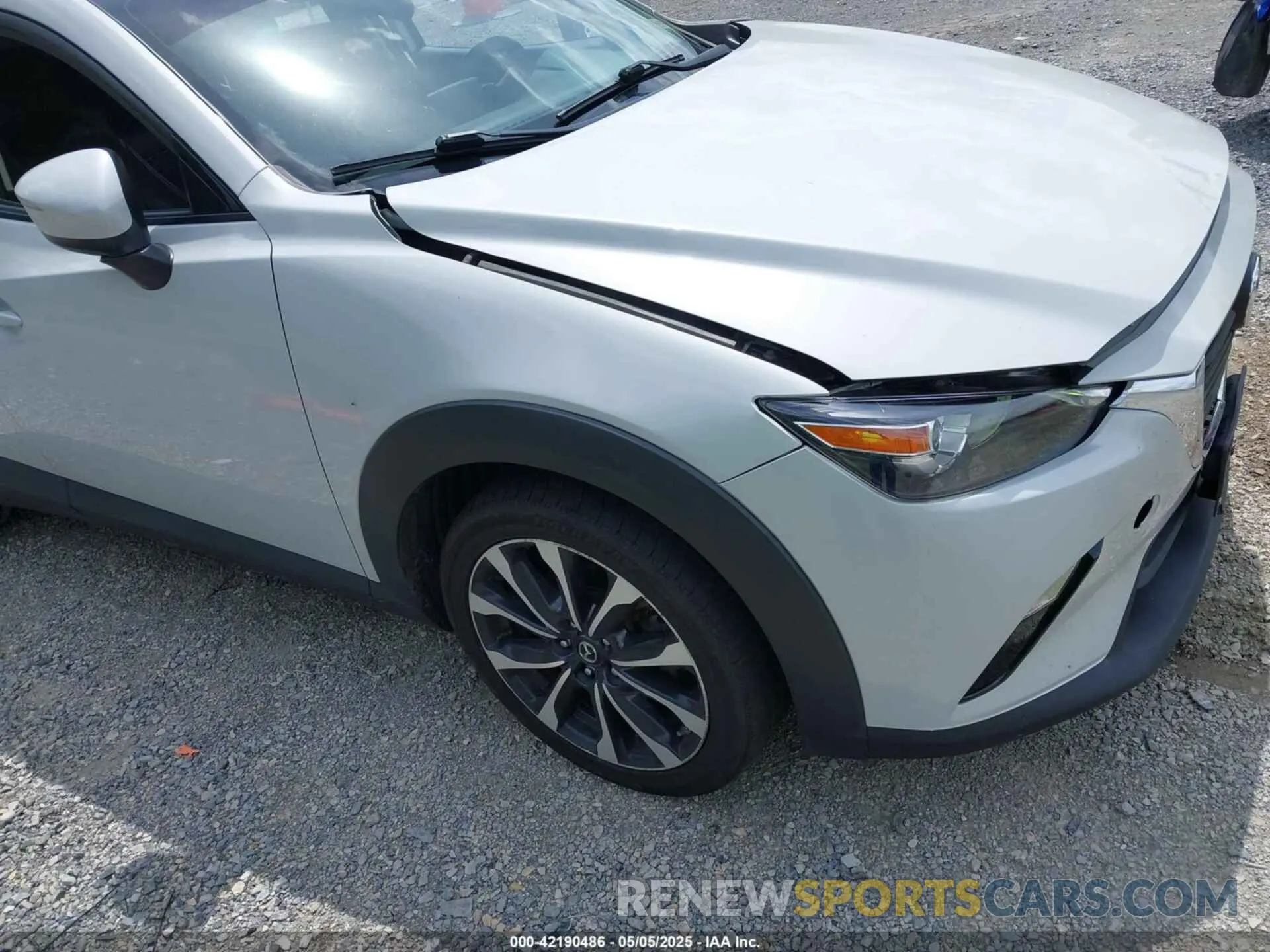 19 Photograph of a damaged car JM1DKFC78K0403122 MAZDA CX-3 2019