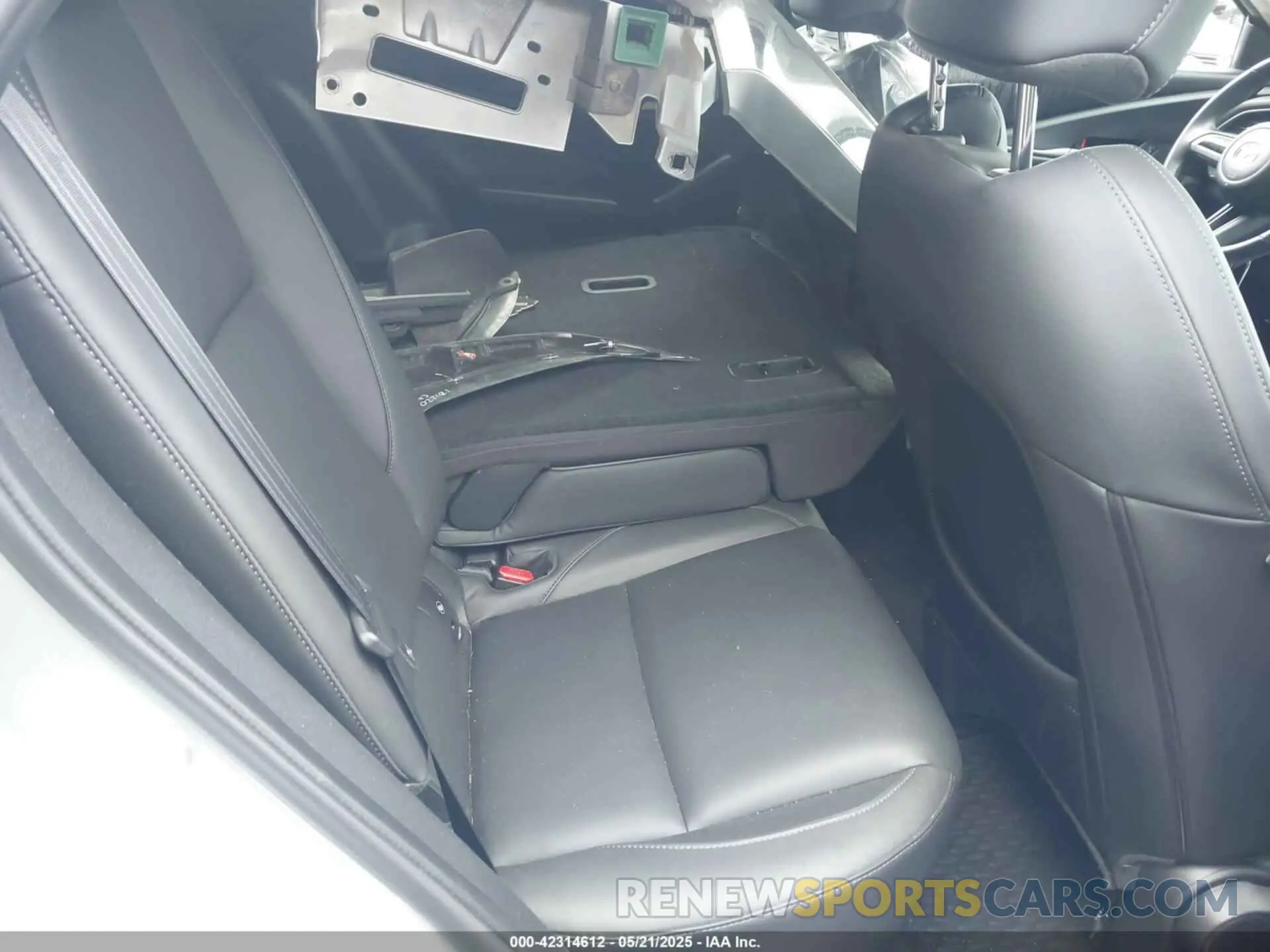 8 Photograph of a damaged car 3MVDMBBL0MM237677 MAZDA CX-30 2021