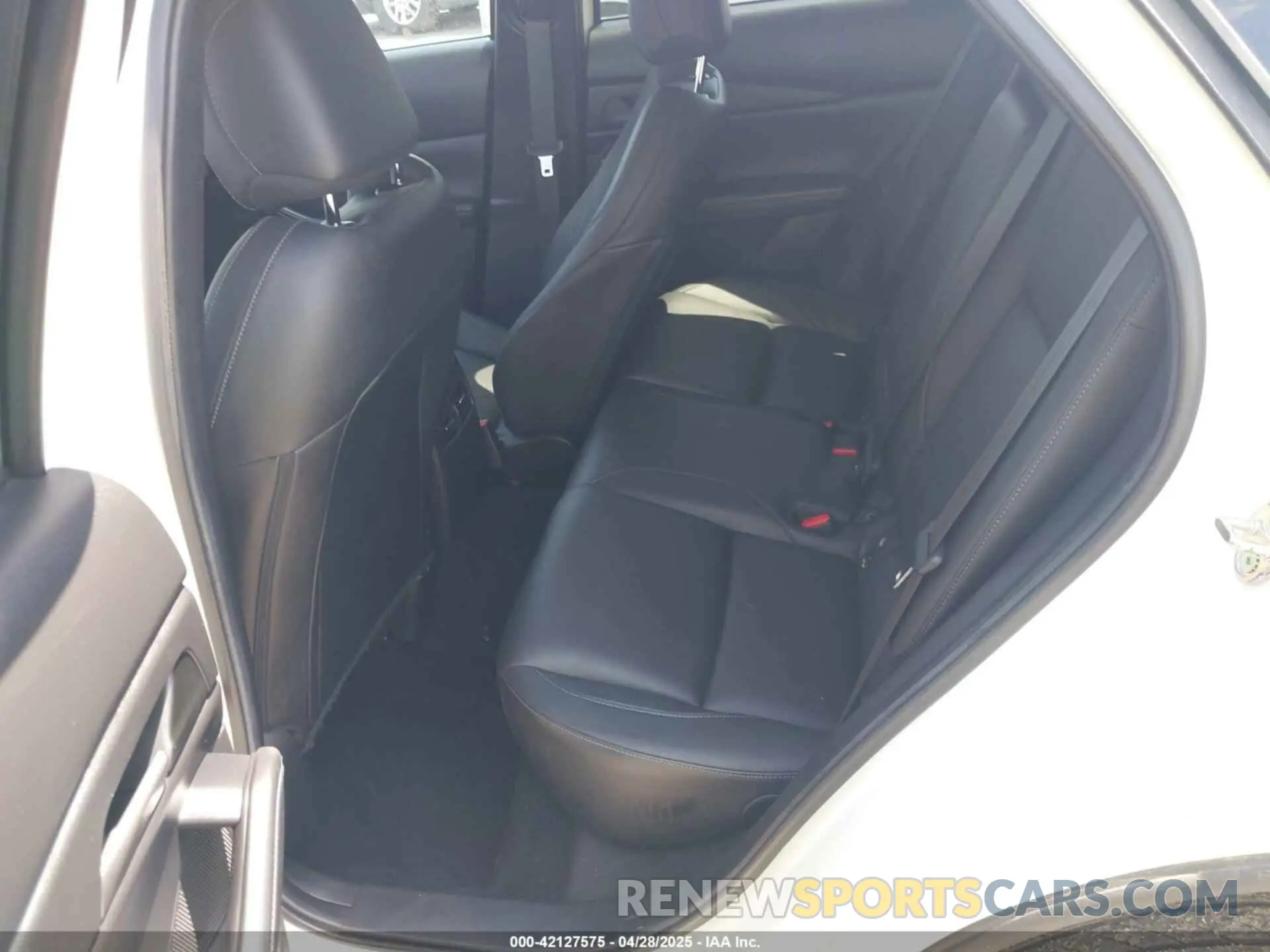 8 Фотография поврежденного автомобиля 3MVDMBBL3NM400887 MAZDA CX-30 2022