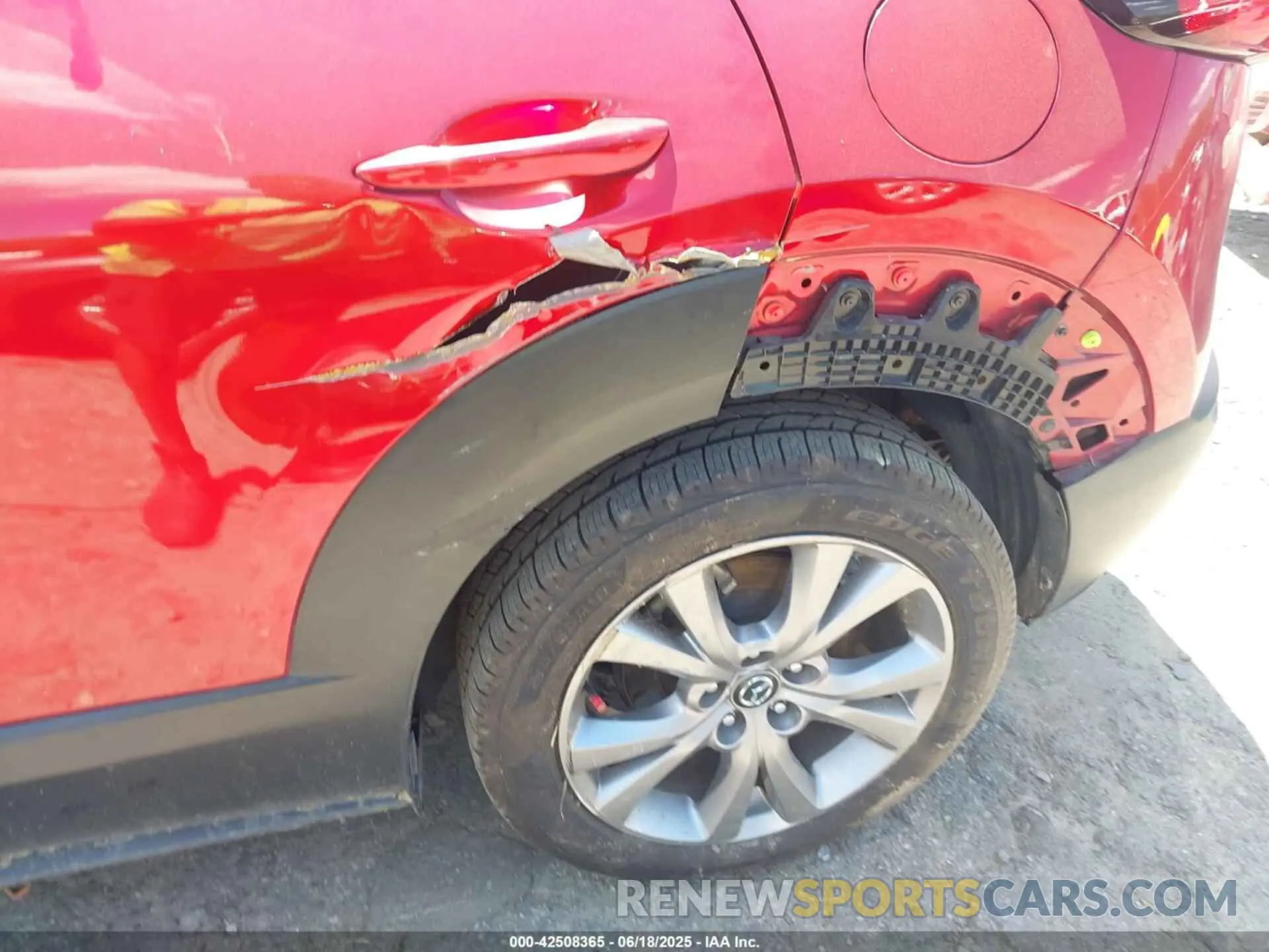 6 Photograph of a damaged car 3MVDMBDL2NM413756 MAZDA CX-30 2022