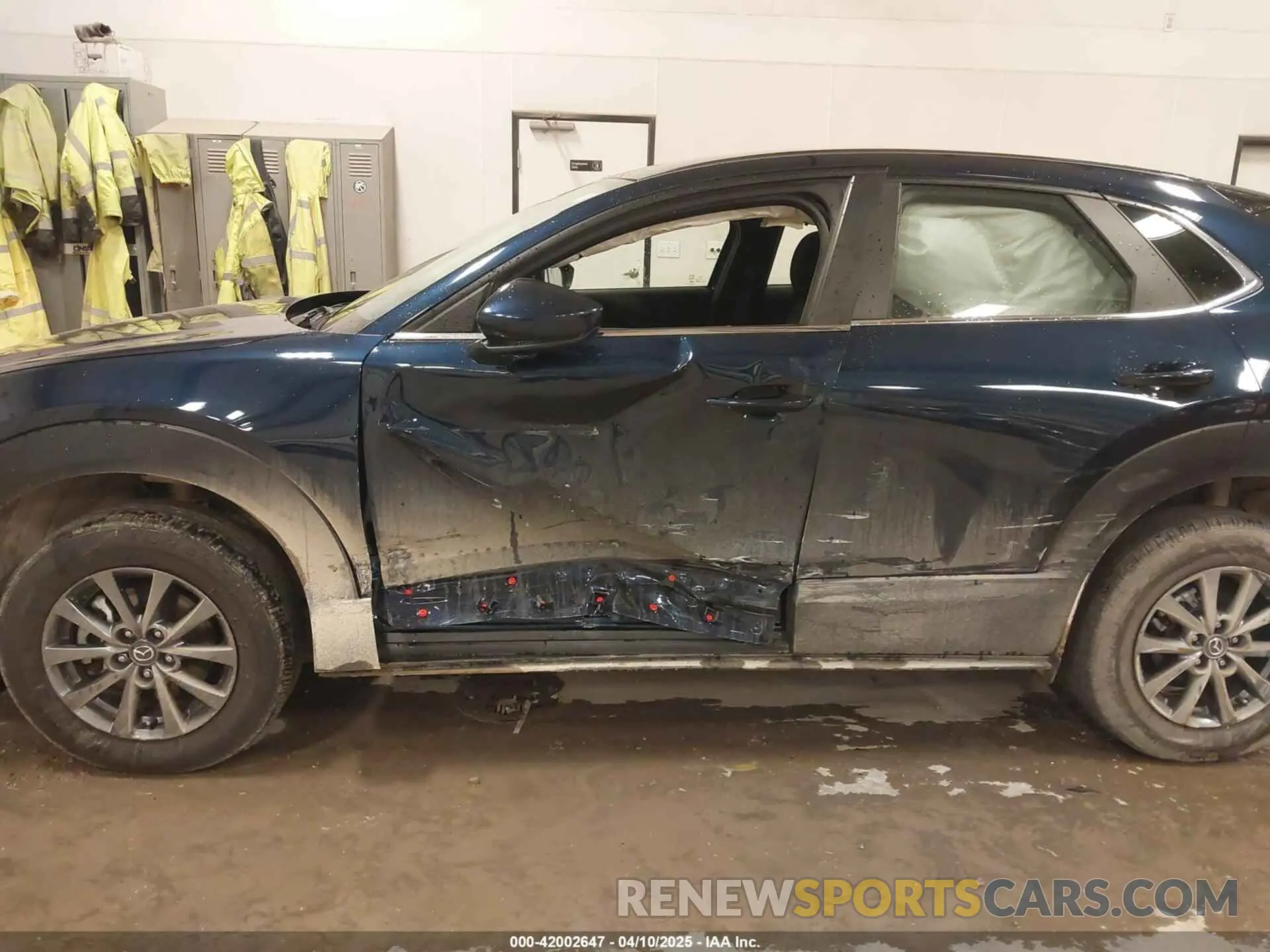 6 Photograph of a damaged car 3MVDMBAM6PM541935 MAZDA CX-30 2023
