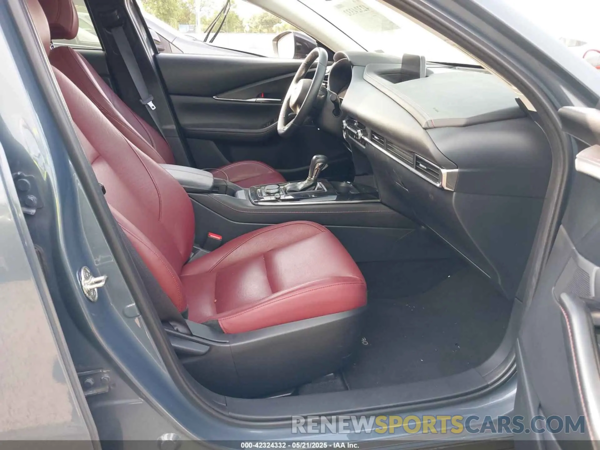 5 Photograph of a damaged car 3MVDMBCM0RM681804 MAZDA CX-30 2024