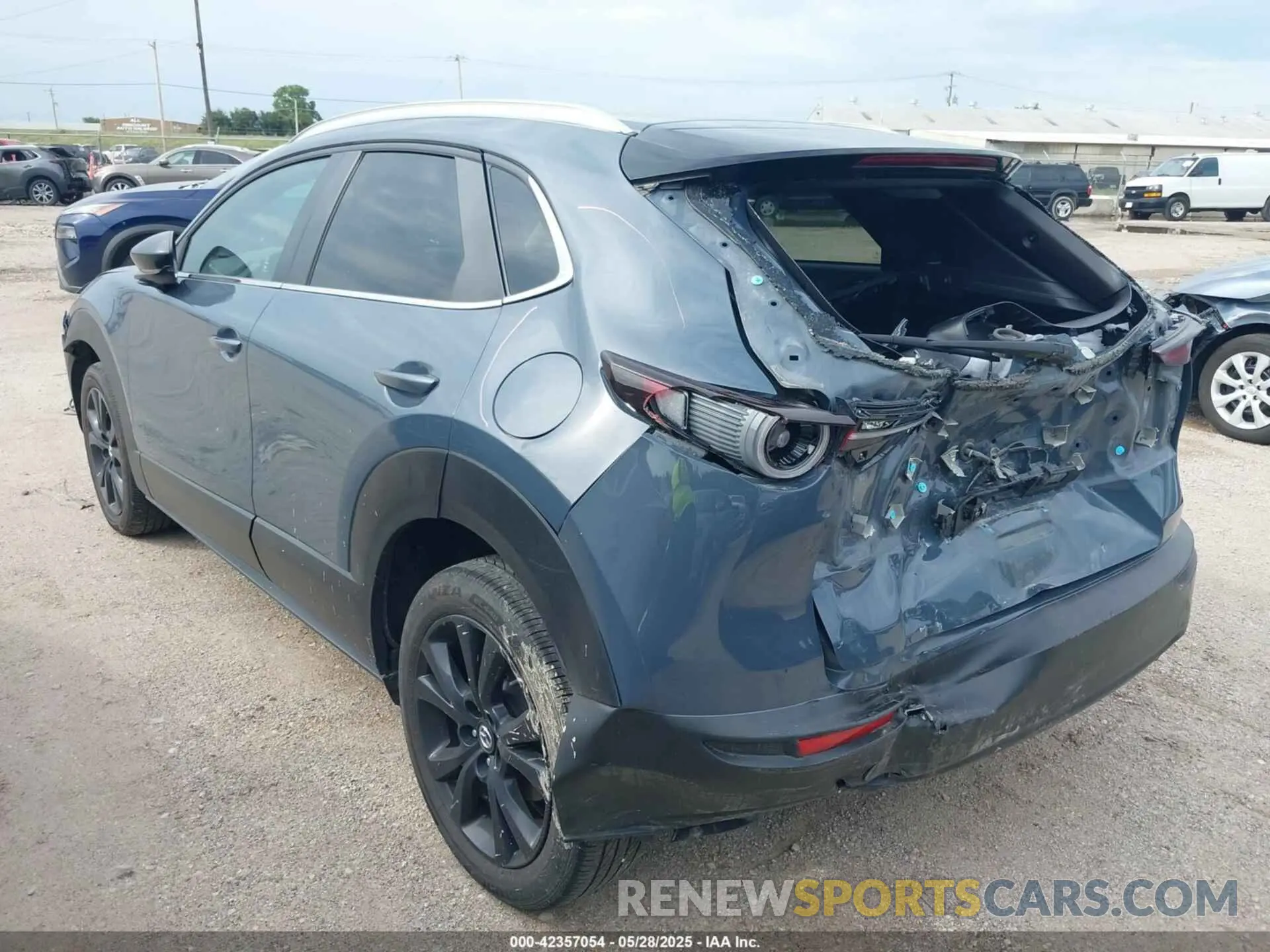 3 Photograph of a damaged car 3MVDMBCM3RM647663 MAZDA CX-30 2024