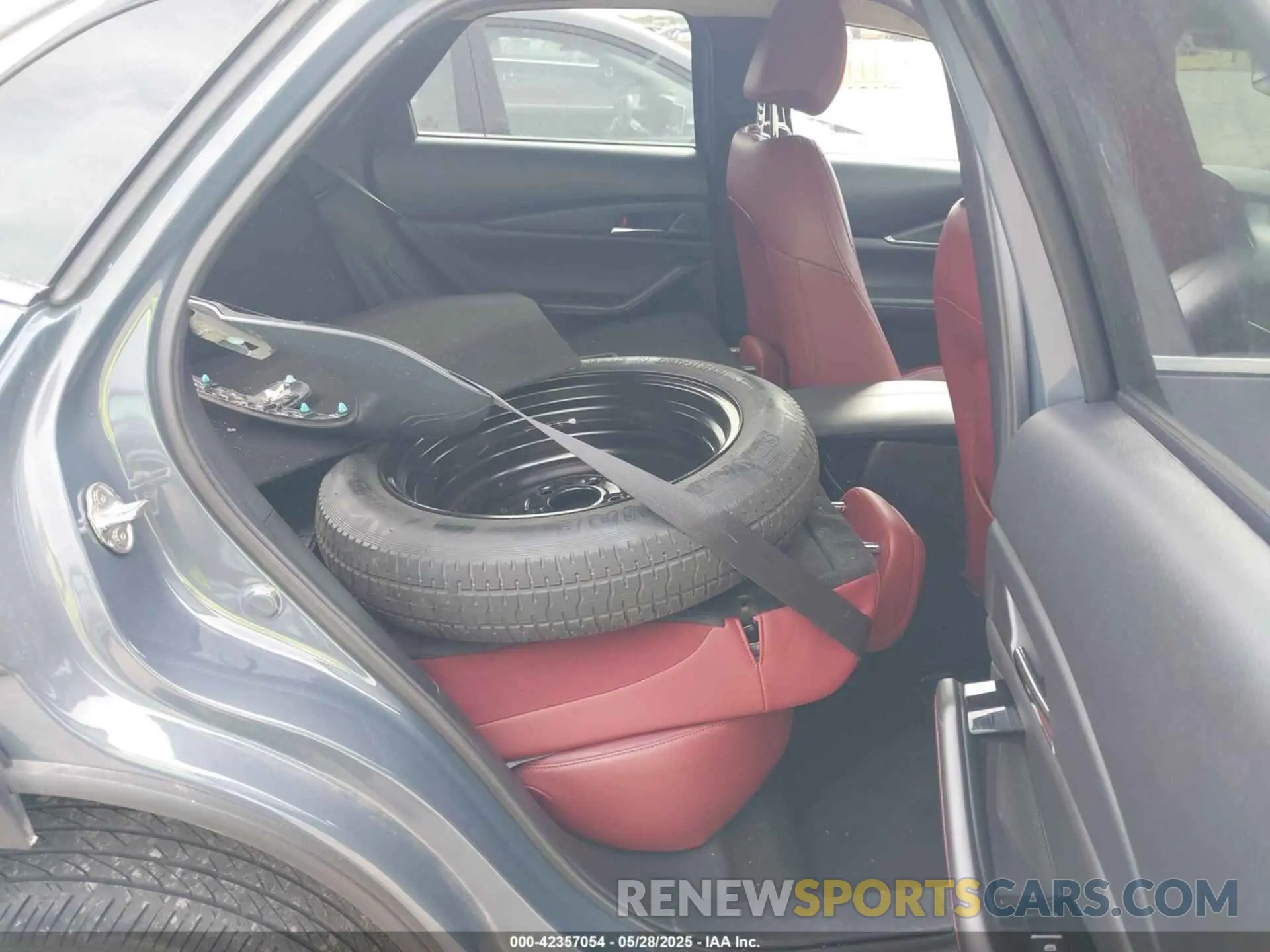 8 Photograph of a damaged car 3MVDMBCM3RM647663 MAZDA CX-30 2024