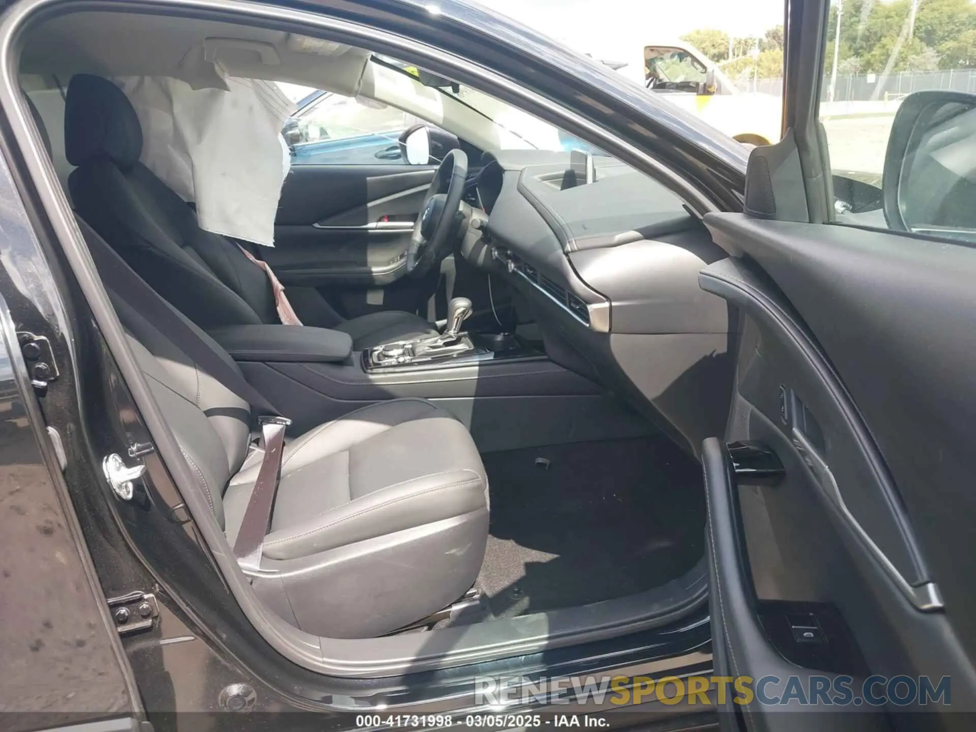 5 Photograph of a damaged car 3MVDMBBMXSM783828 MAZDA CX-30 2025