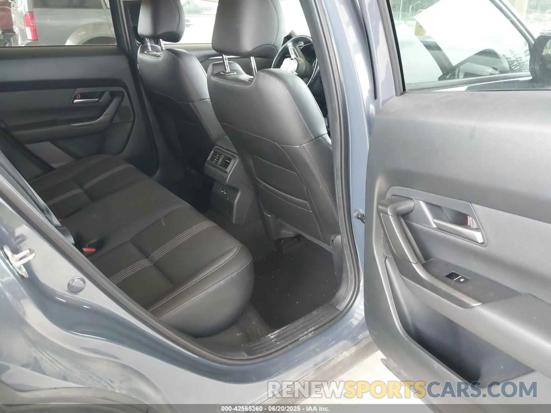8 Photograph of a damaged car 7MMVABCM8PN132322 MAZDA CX-50 2023