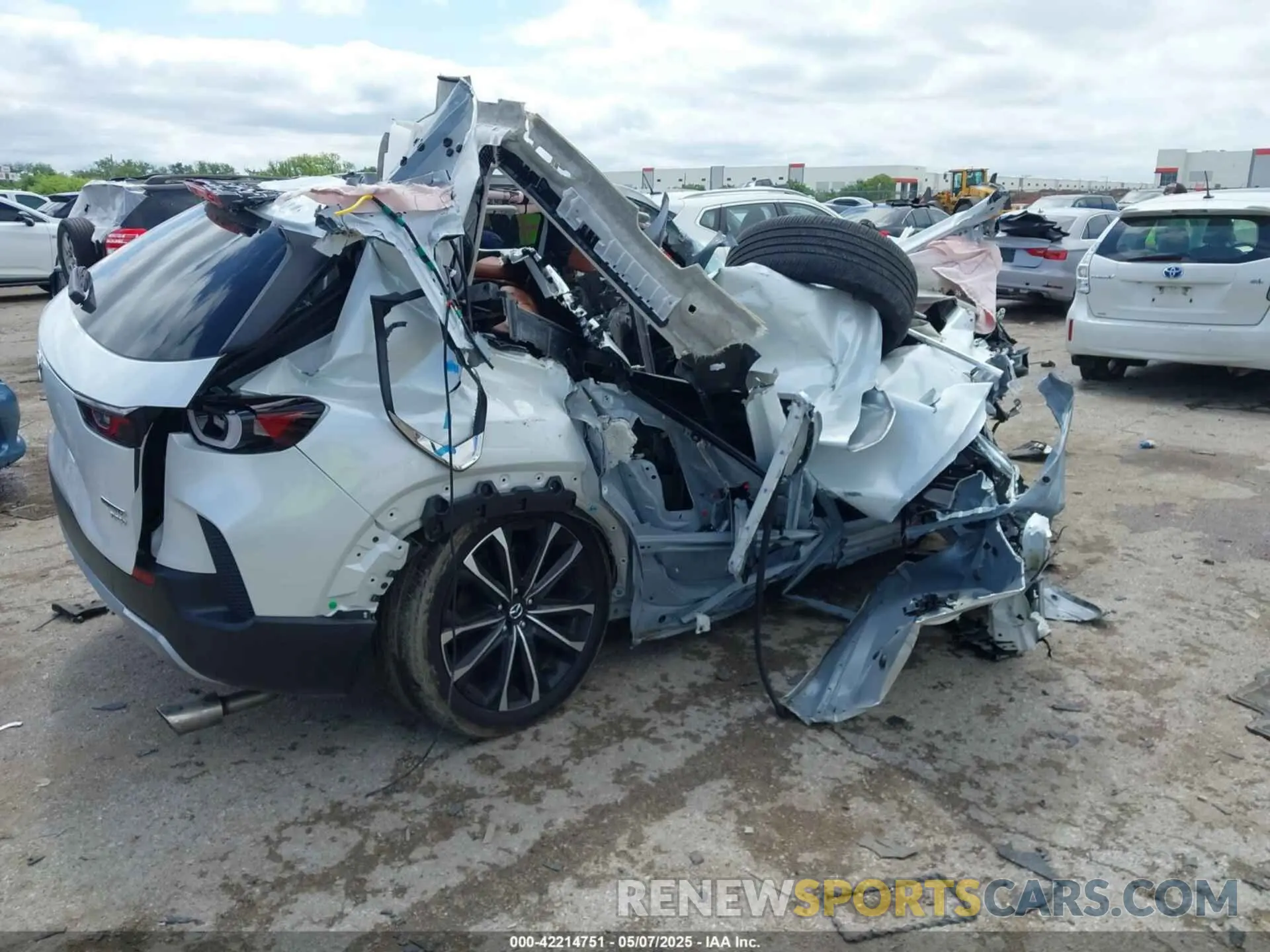 4 Photograph of a damaged car 7MMVABDY7PN138825 MAZDA CX-50 2023