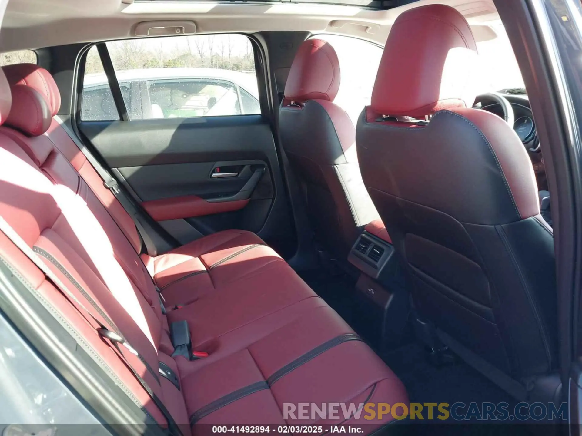 8 Photograph of a damaged car 7MMVAADW6SN102576 MAZDA CX-50 HYBRID 2025