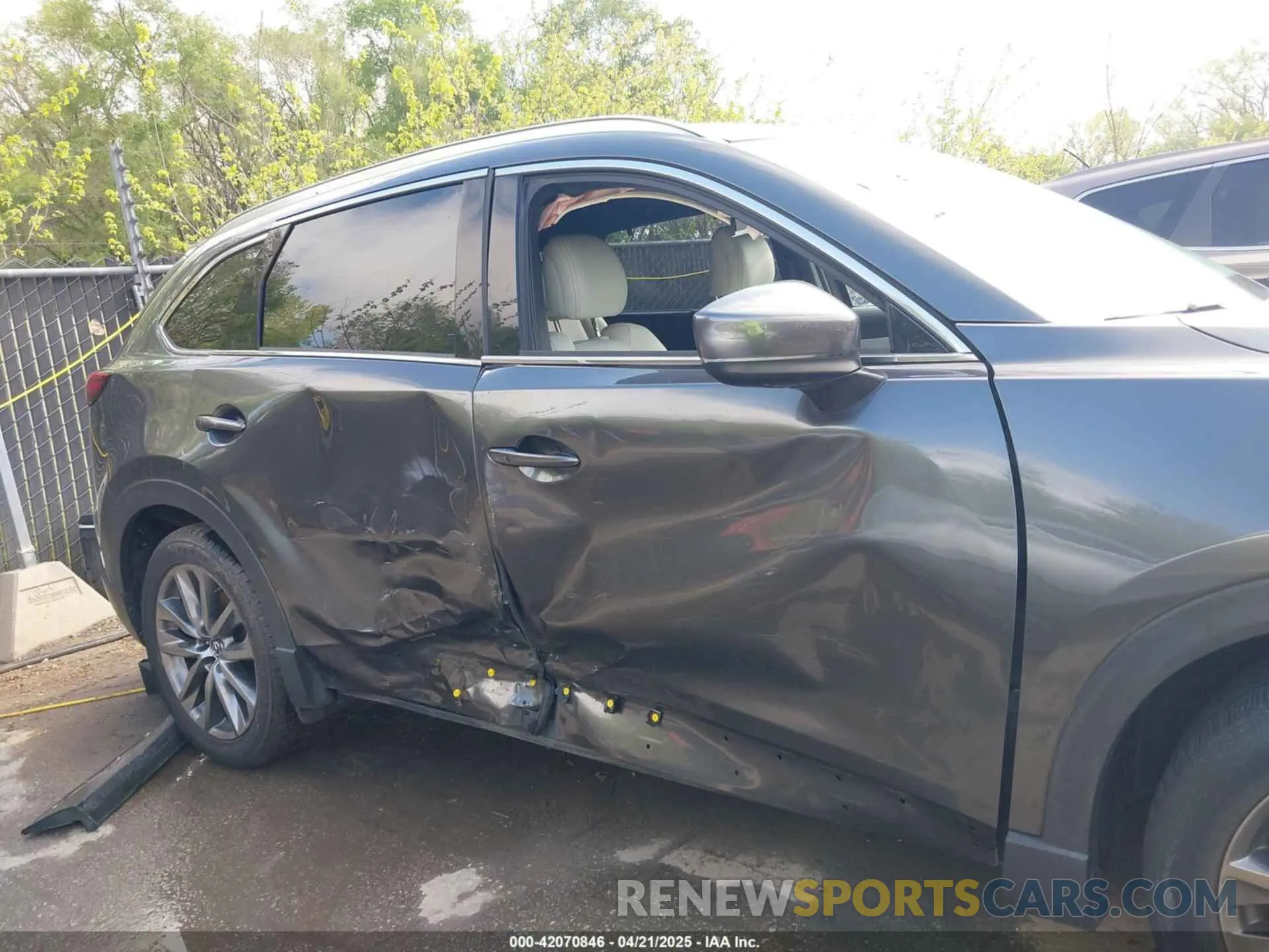 6 Photograph of a damaged car JM3TCBEYXL0402053 MAZDA CX-9 2020