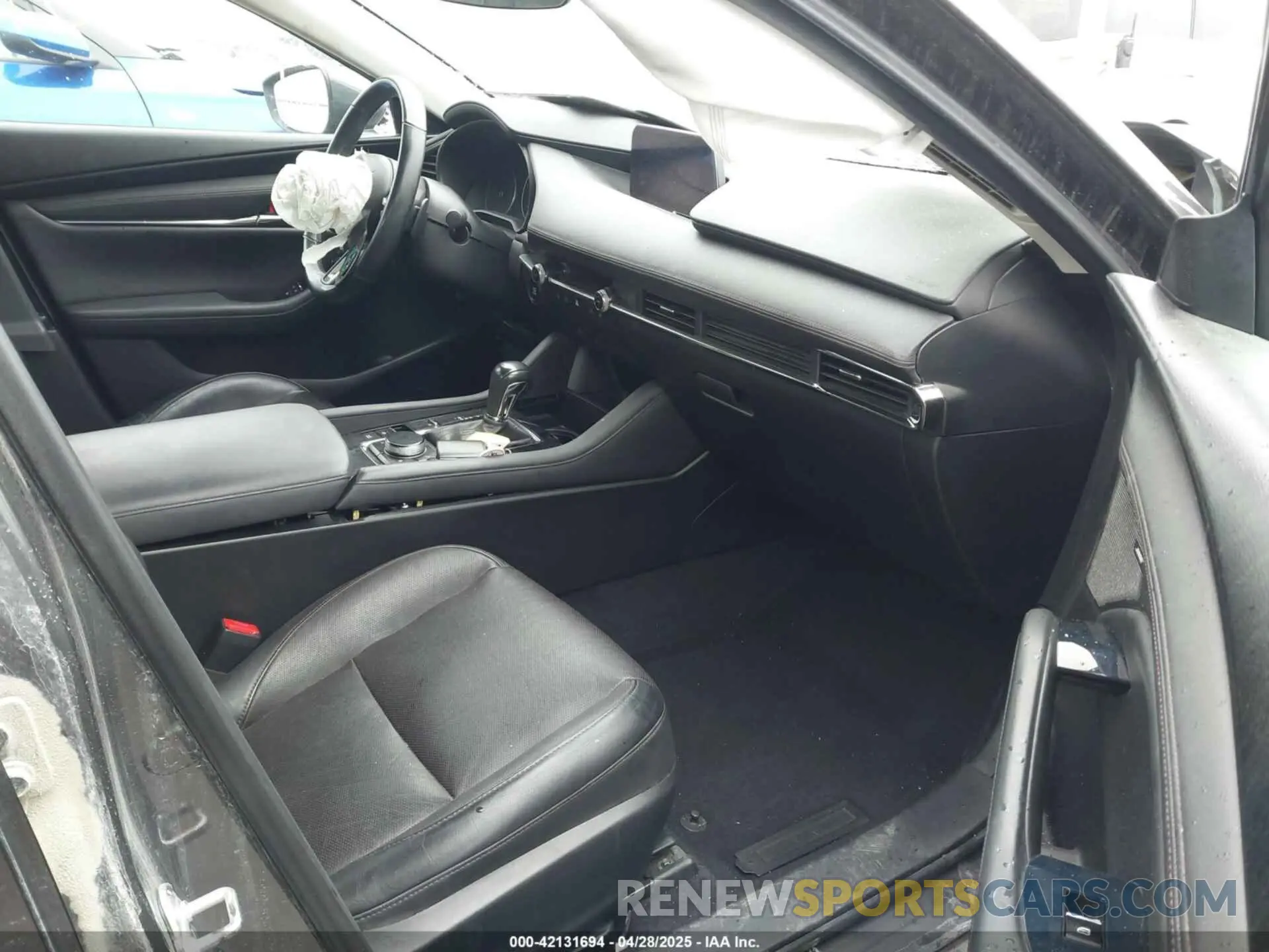 5 Photograph of a damaged car 3MZBPAEMXKM103817 MAZDA MAZDA3 2019