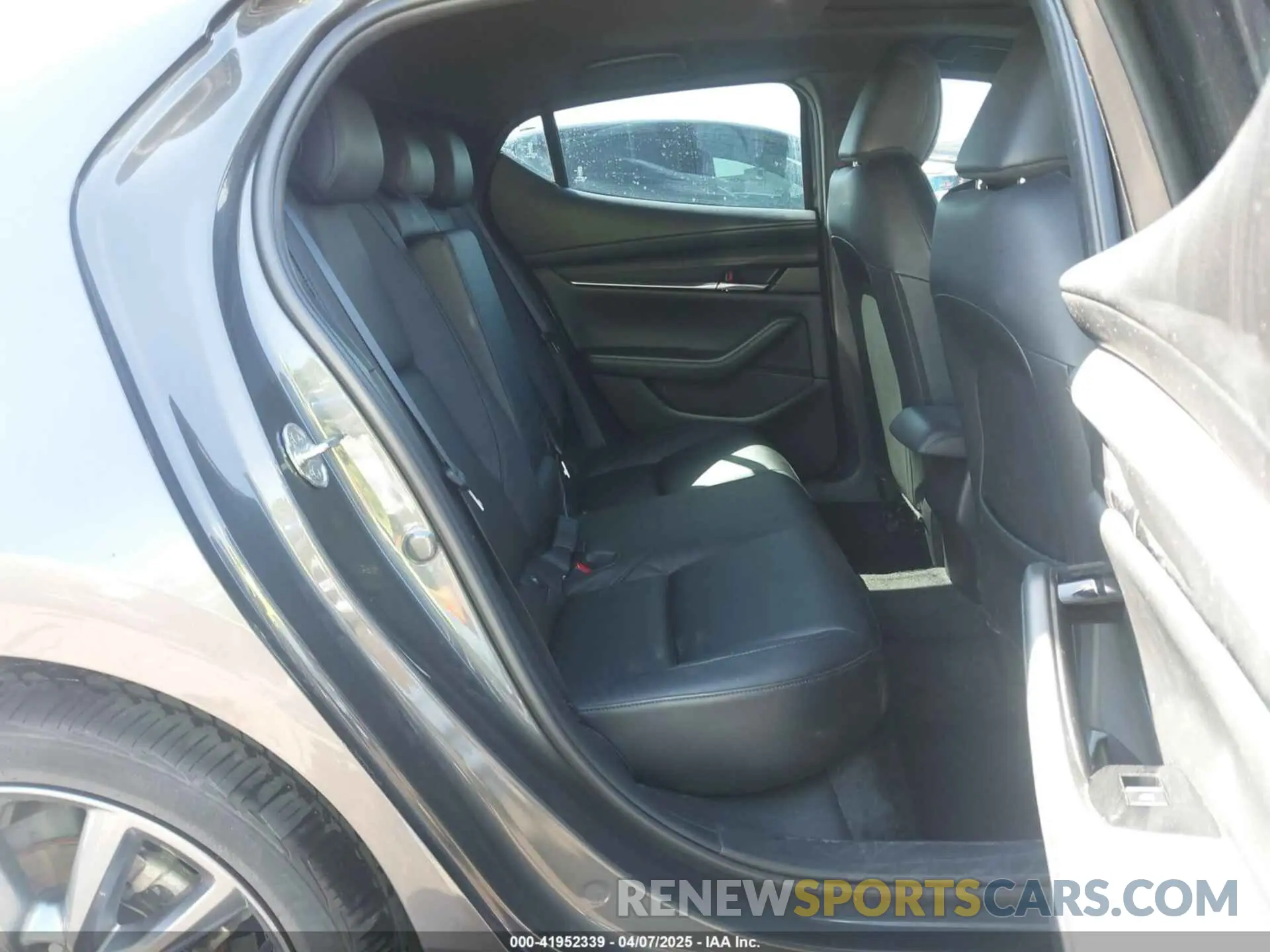 8 Фотография поврежденного автомобиля JM1BPALM2R1708220 MAZDA MAZDA3 2024