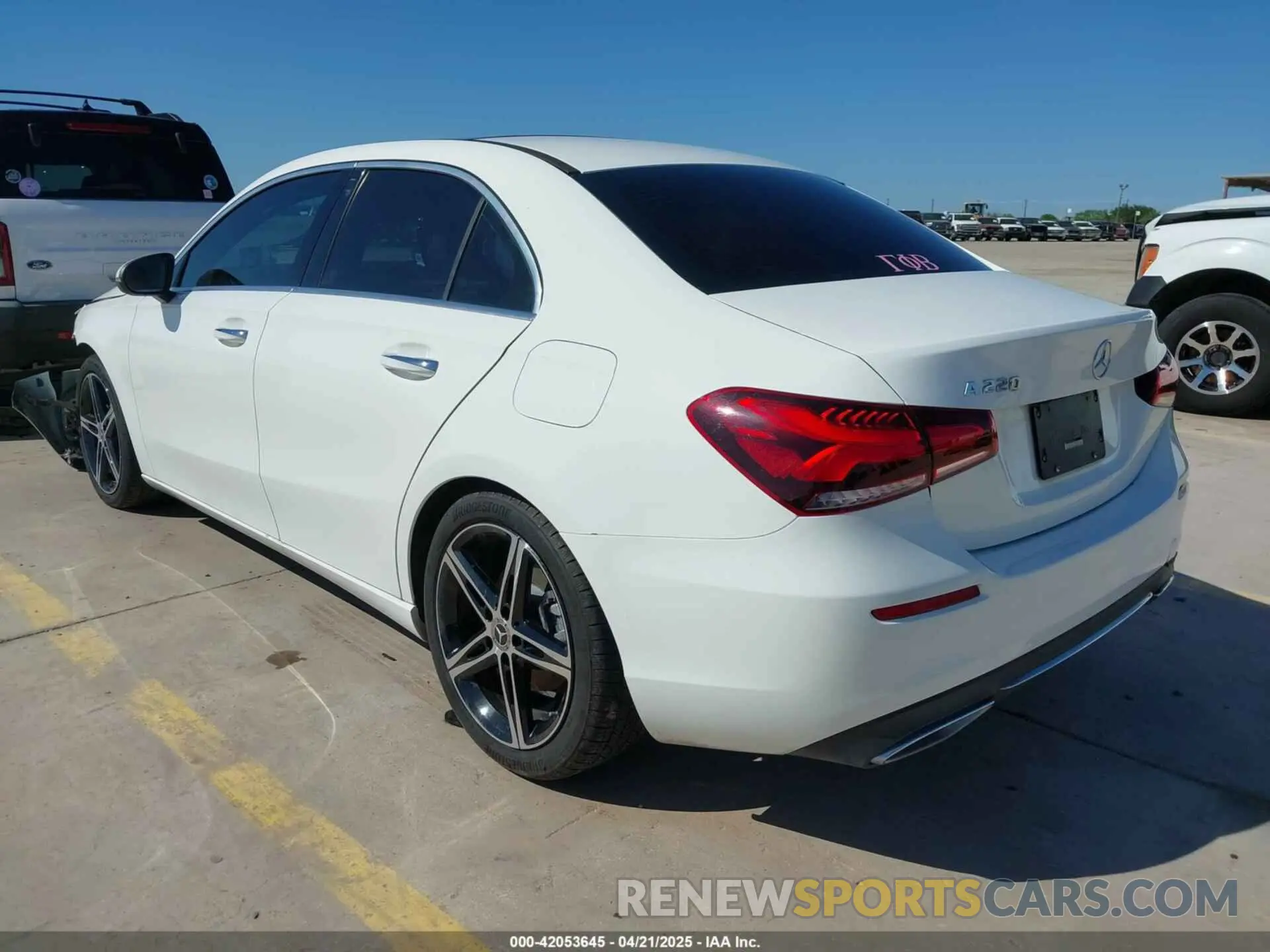 3 Photograph of a damaged car W1K3G4EB7NJ336777 MERCEDES-BENZ A 220 2022