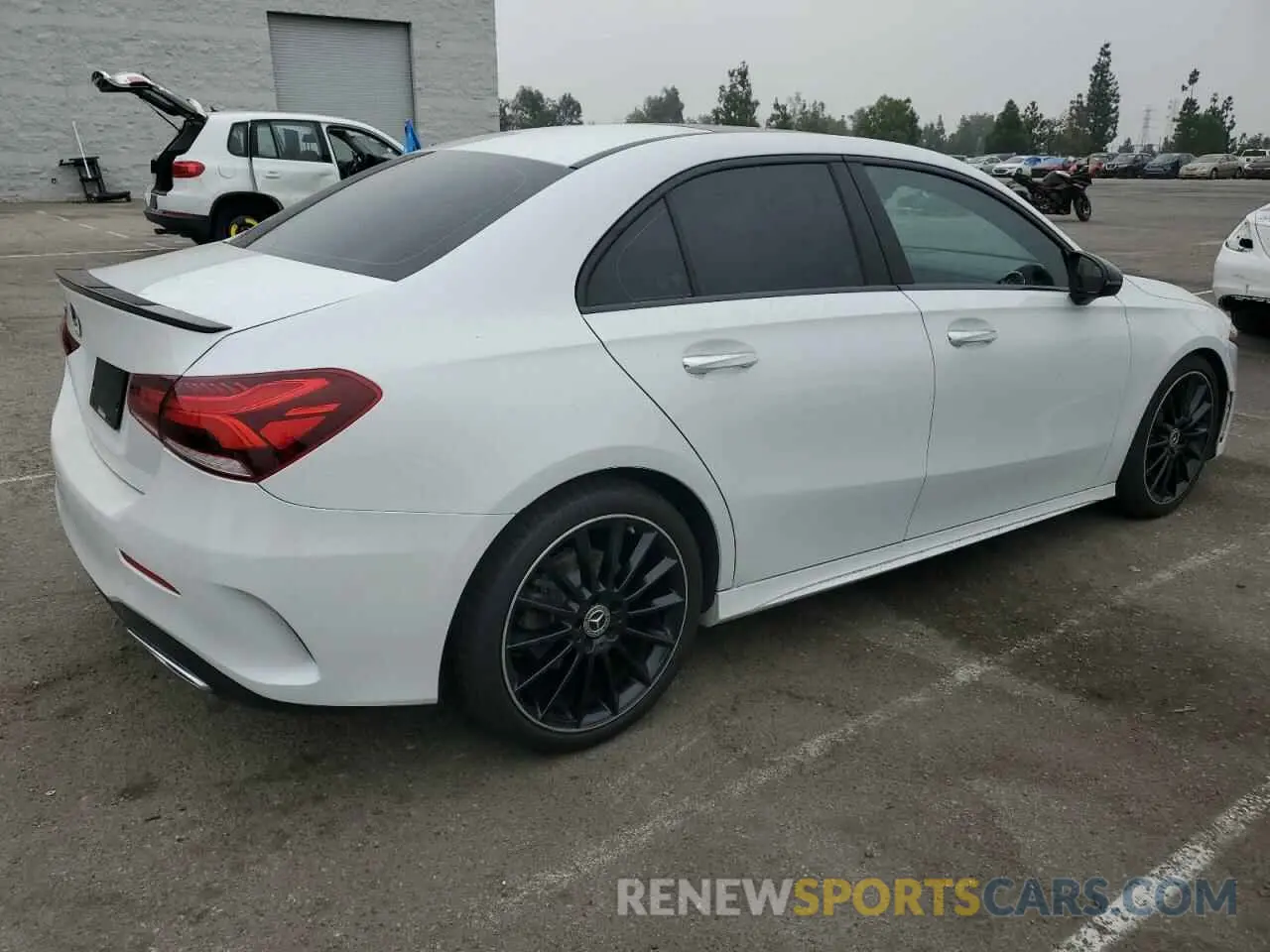 3 Фотография поврежденного автомобиля WDD3G4EB5KW022995 MERCEDES-BENZ A-CLASS 2019