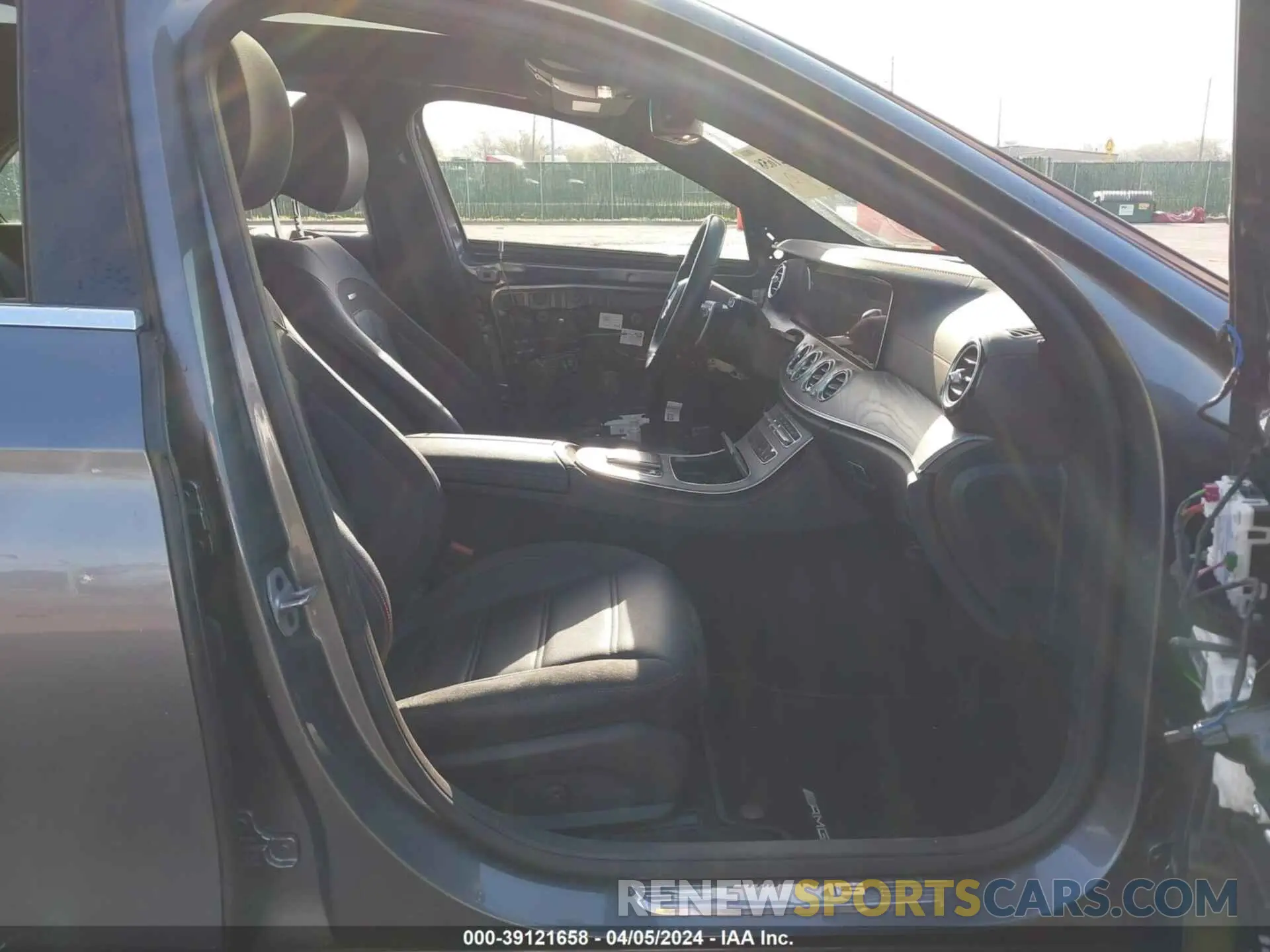 5 Photograph of a damaged car W1KZF6BB7MA933004 MERCEDES-BENZ AMG E 53 2021