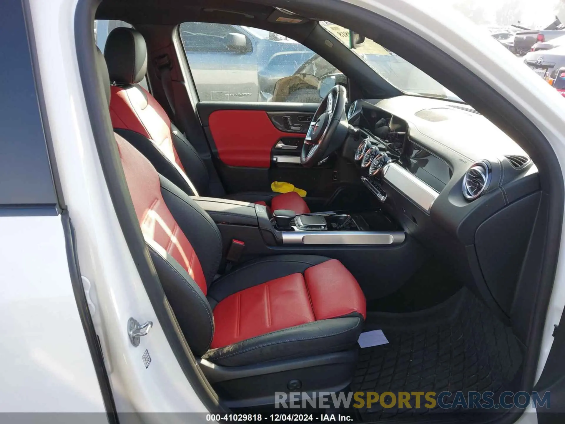 5 Photograph of a damaged car W1N4M5BB8NW238371 MERCEDES-BENZ AMG GLB 35 2022