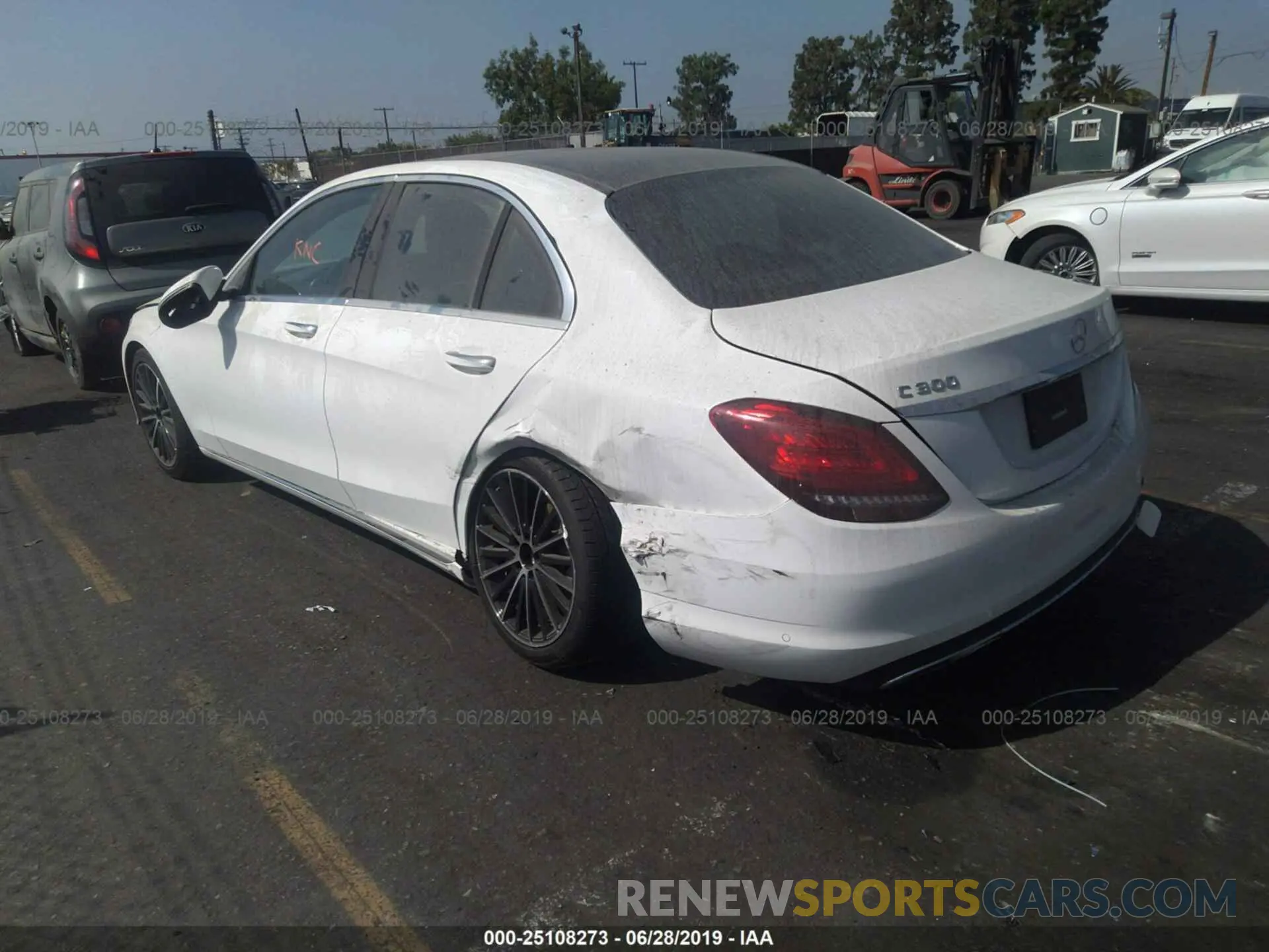 3 Photograph of a damaged car 55SWF8DB3KU300394 MERCEDES-BENZ C 2019