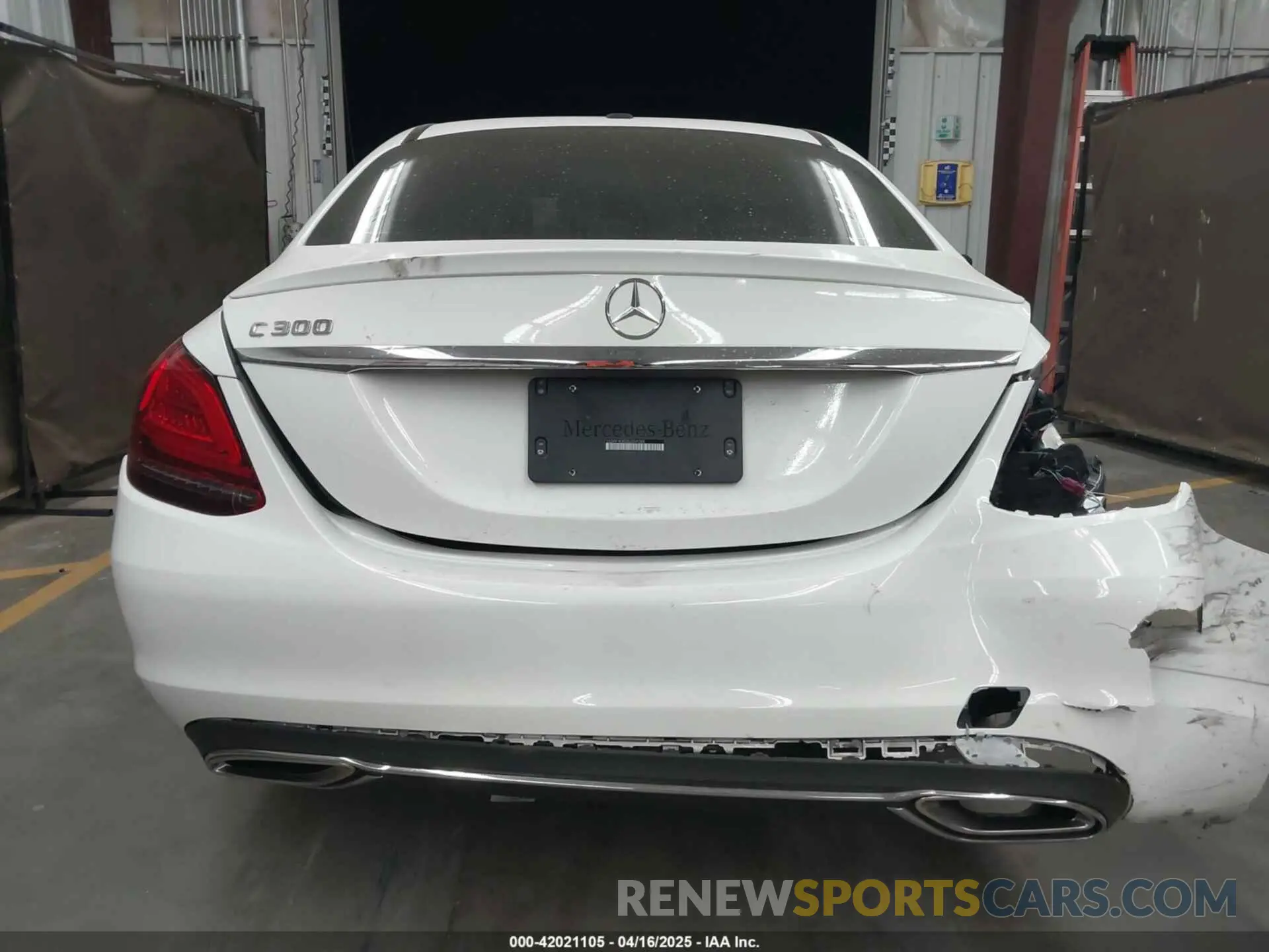 16 Photograph of a damaged car 55SWF8DB2KU304288 MERCEDES-BENZ C 300 2019
