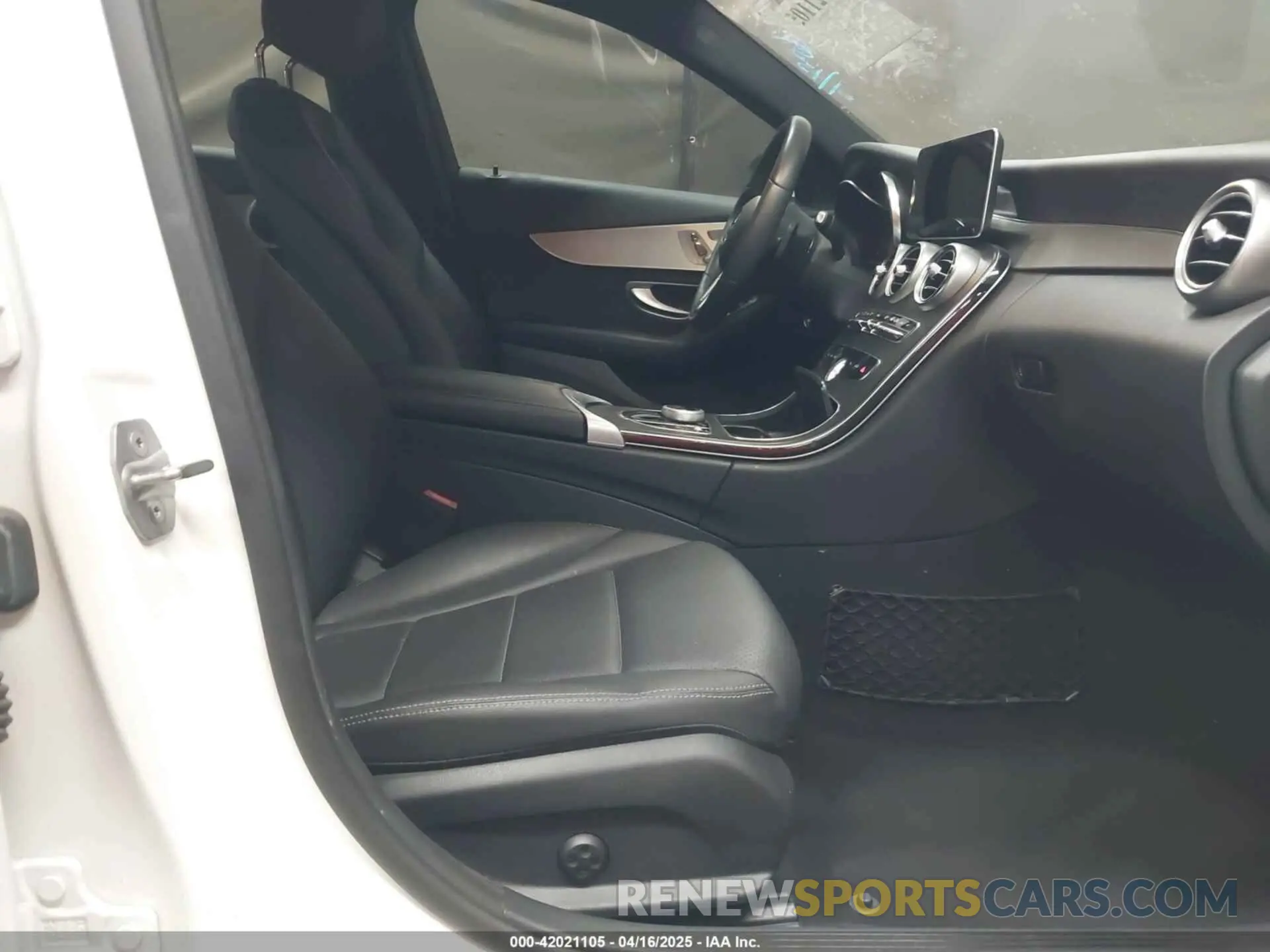 5 Photograph of a damaged car 55SWF8DB2KU304288 MERCEDES-BENZ C 300 2019