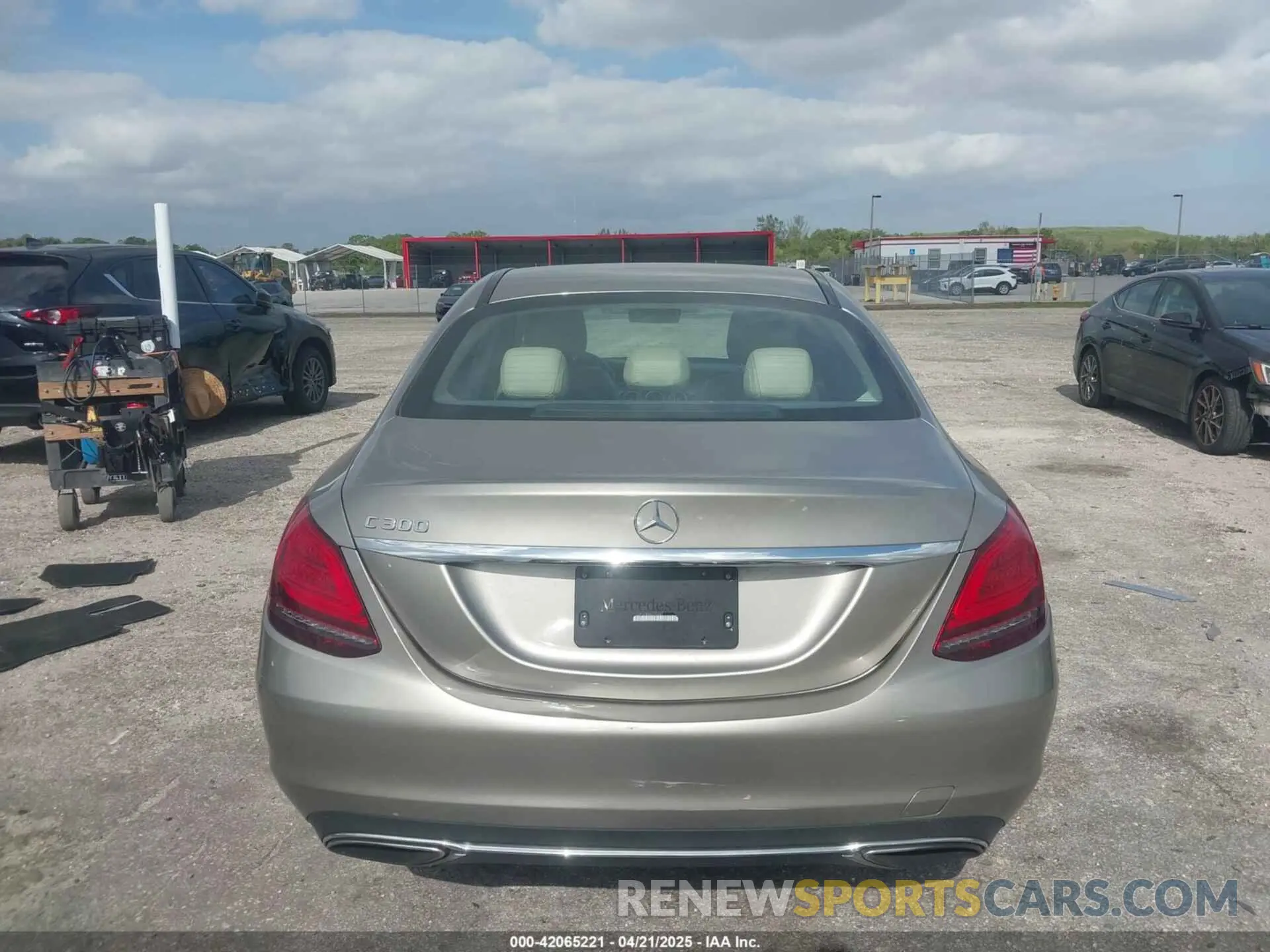 17 Photograph of a damaged car 55SWF8DB3KU295407 MERCEDES-BENZ C 300 2019