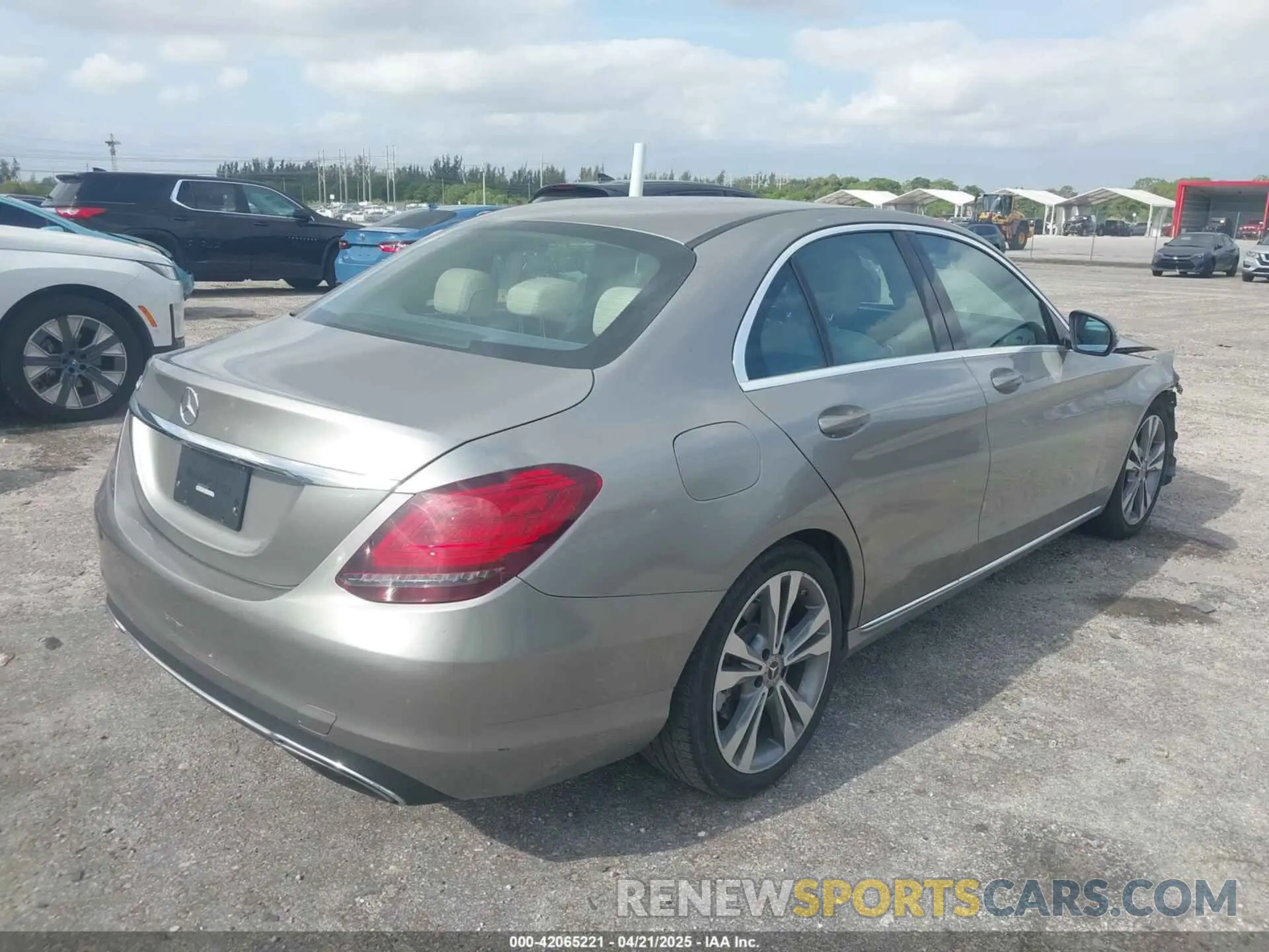 4 Photograph of a damaged car 55SWF8DB3KU295407 MERCEDES-BENZ C 300 2019