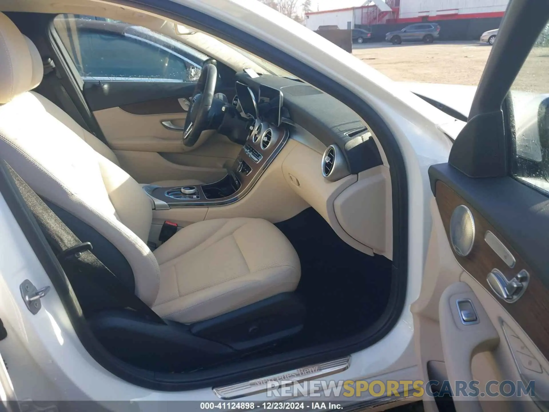 5 Photograph of a damaged car W1KWF8EB6LR595931 MERCEDES-BENZ C 300 2020