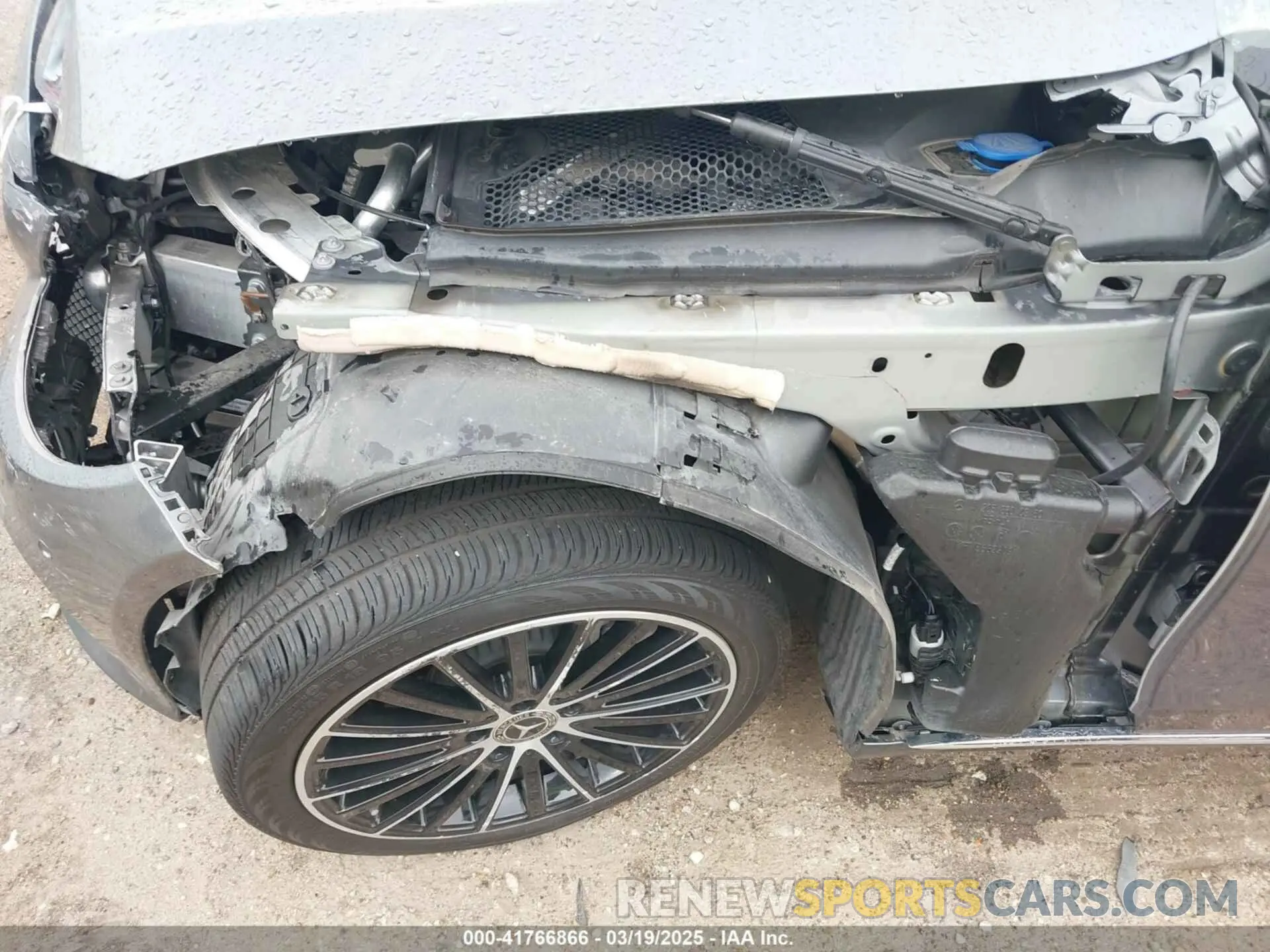 19 Photograph of a damaged car WDDWF8DB4LR528911 MERCEDES-BENZ C 300 2020